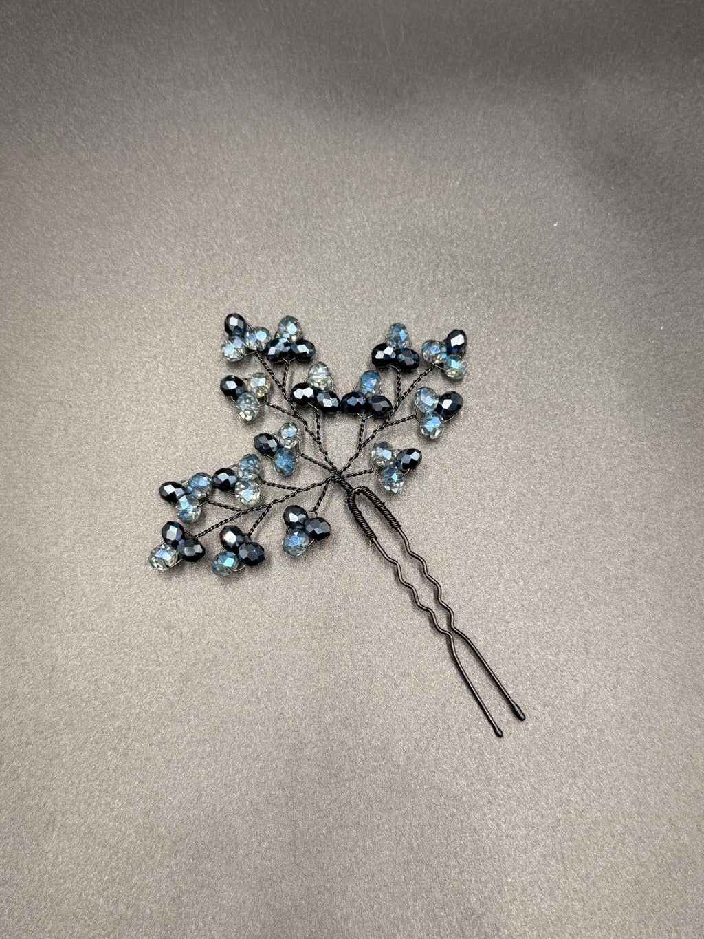 Blaue Kristall Haarnadeln für Brautfrisur, Handgemachter Braut Haarschmuck mit hellblauen und dunkelblauen Kristallen, Elegant und Modern - AVYRAA BRIDAL
