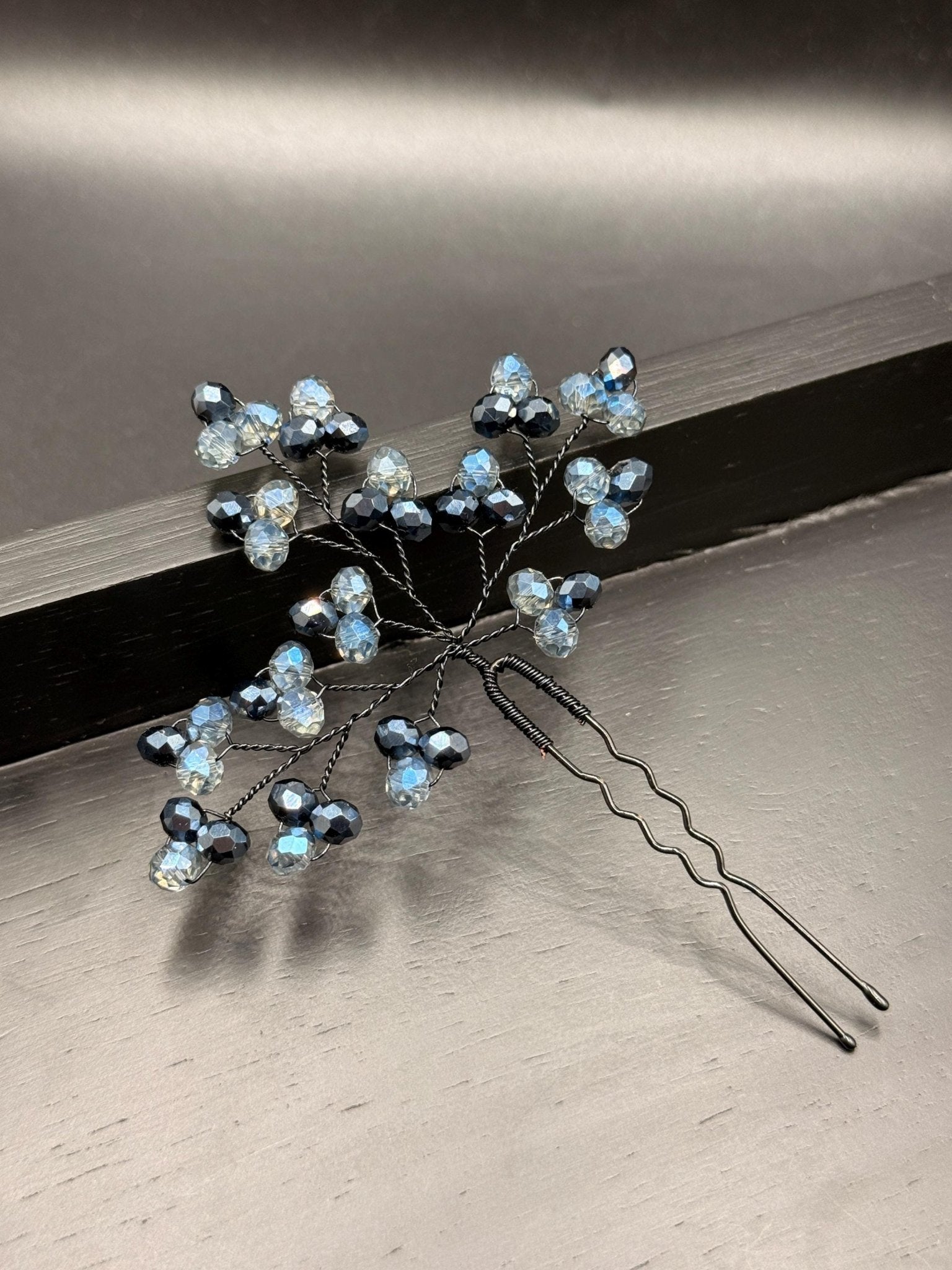 Blaue Kristall Haarnadeln für Brautfrisur, Handgemachter Braut Haarschmuck mit hellblauen und dunkelblauen Kristallen, Elegant und Modern - AVYRAA BRIDAL