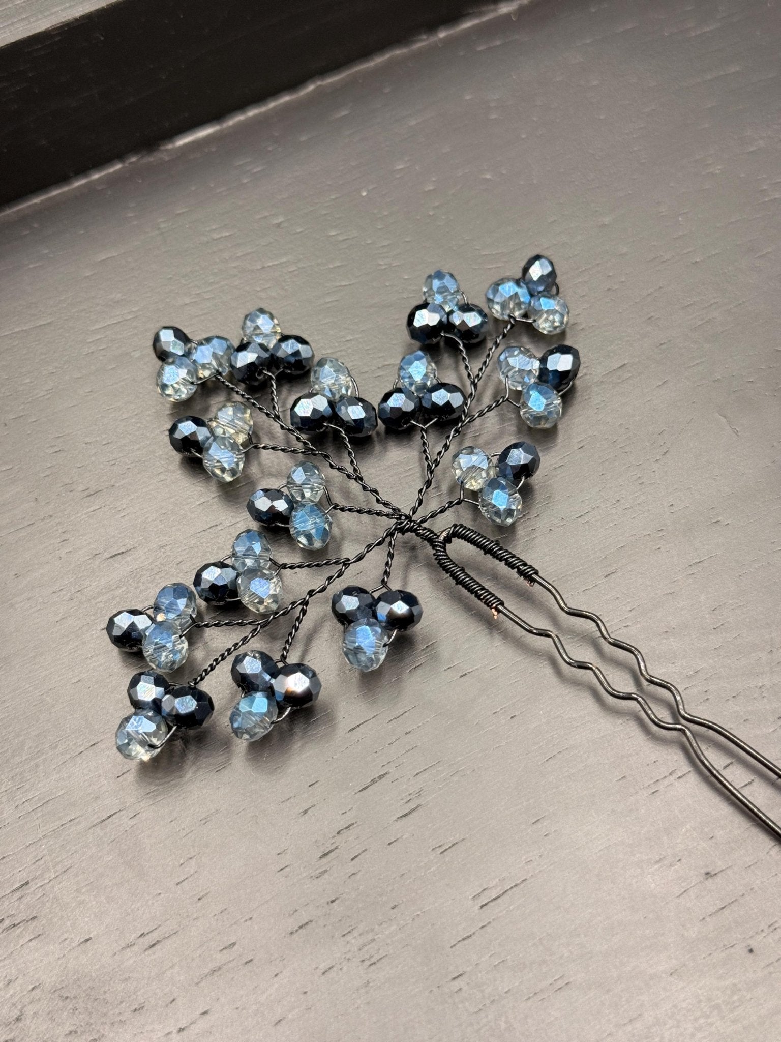Blaue Kristall Haarnadeln für Brautfrisur, Handgemachter Braut Haarschmuck mit hellblauen und dunkelblauen Kristallen, Elegant und Modern - AVYRAA BRIDAL