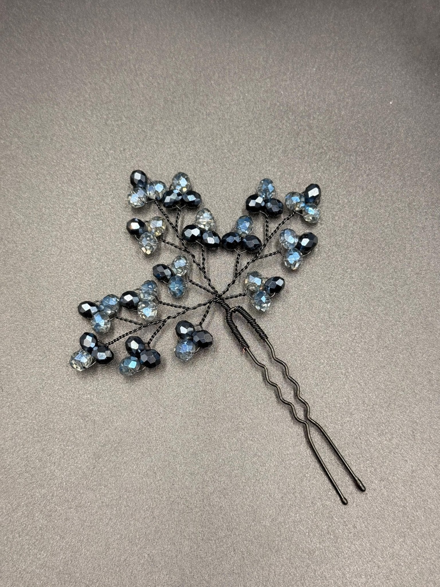 Blaue Kristall Haarnadeln für Brautfrisur, Handgemachter Braut Haarschmuck mit hellblauen und dunkelblauen Kristallen, Elegant und Modern - AVYRAA BRIDAL