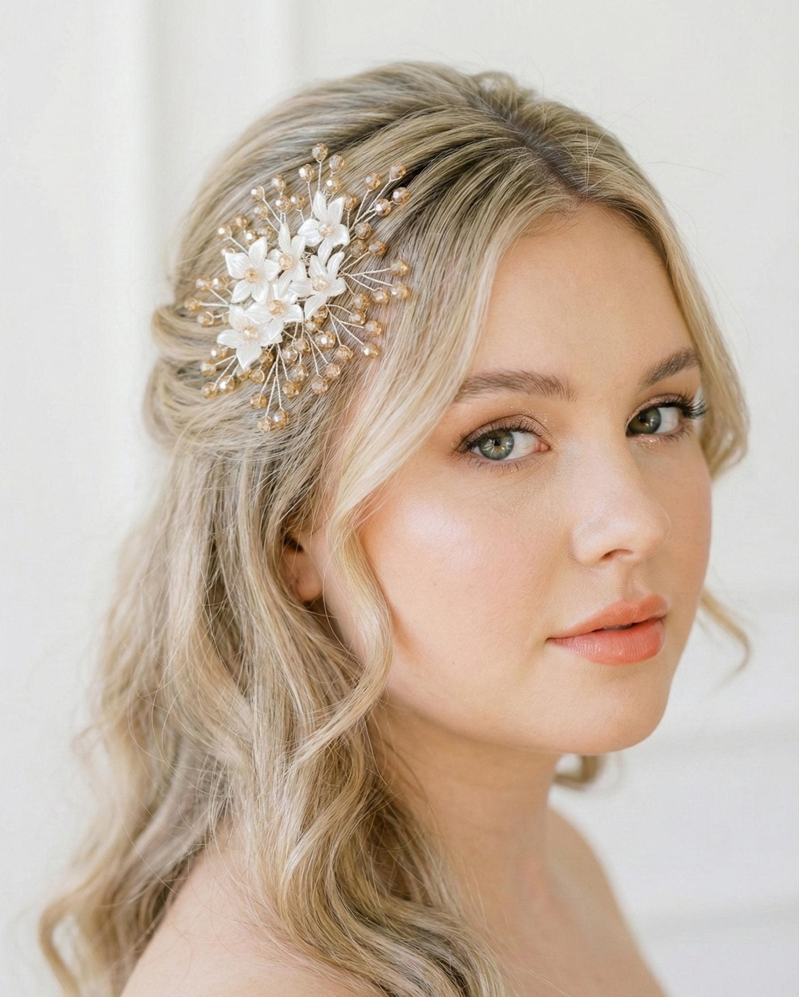 Blüten Haarkamm mit hellgoldenen Kristallen für Braut, Hochzeits Haarschmuck mit Blumen, handgemachter Brautfrisur Schmuck - AVYRAA BRIDAL