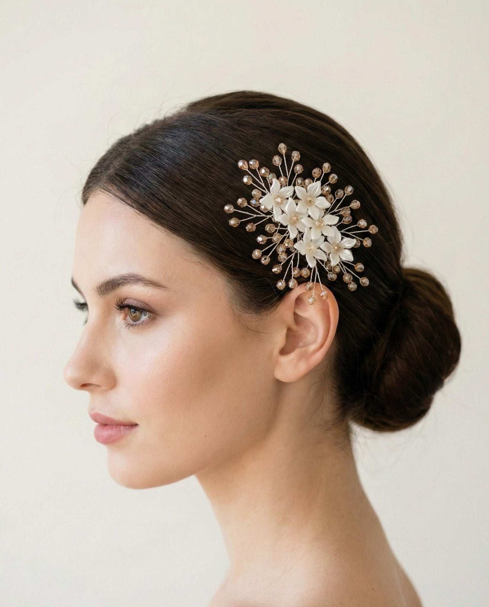 Blüten Haarkamm mit hellgoldenen Kristallen für Braut, Hochzeits Haarschmuck mit Blumen, handgemachter Brautfrisur Schmuck - AVYRAA BRIDAL