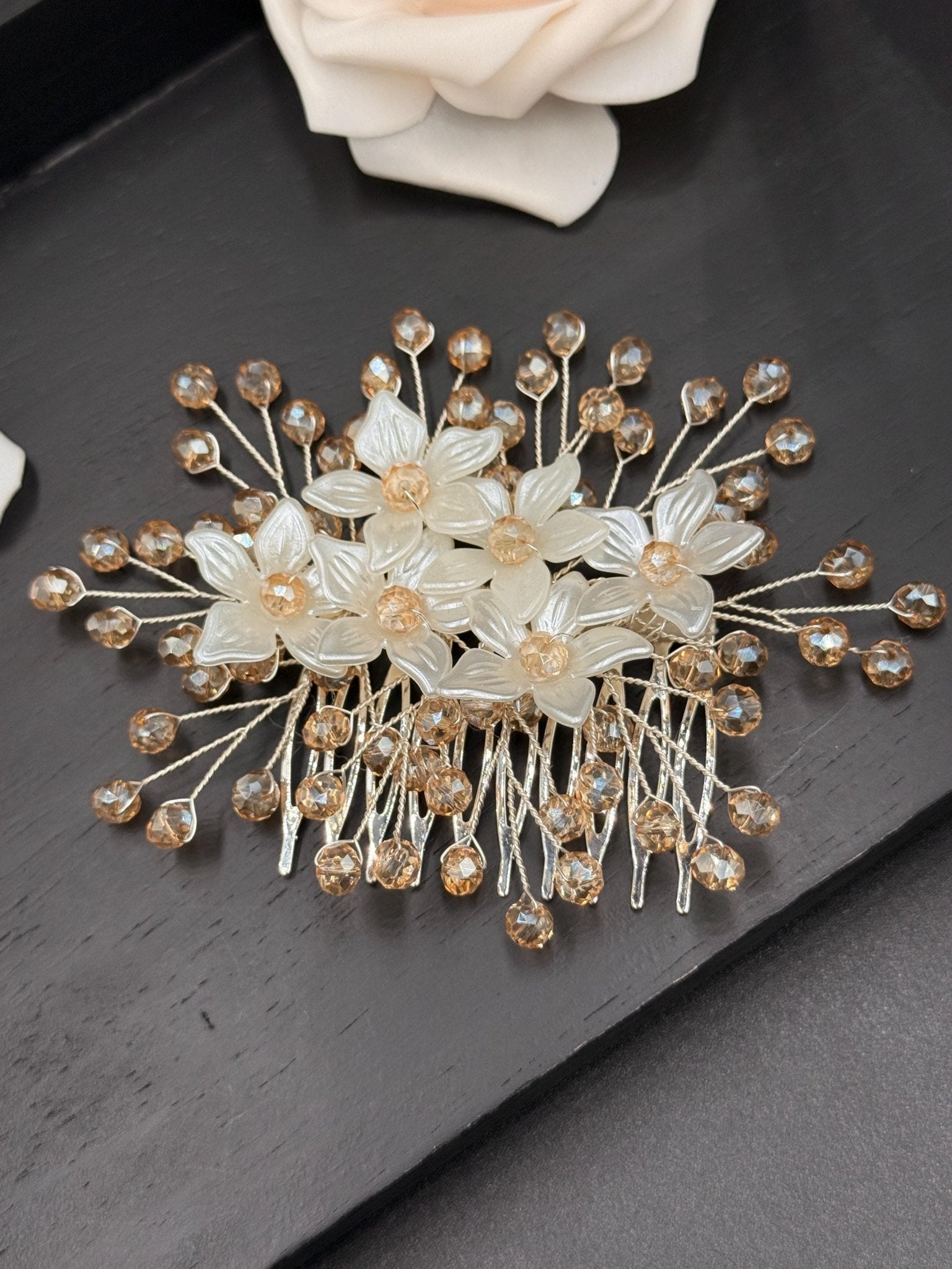 Blüten Haarkamm mit hellgoldenen Kristallen für Braut, Hochzeits Haarschmuck mit Blumen, handgemachter Brautfrisur Schmuck - AVYRAA BRIDAL