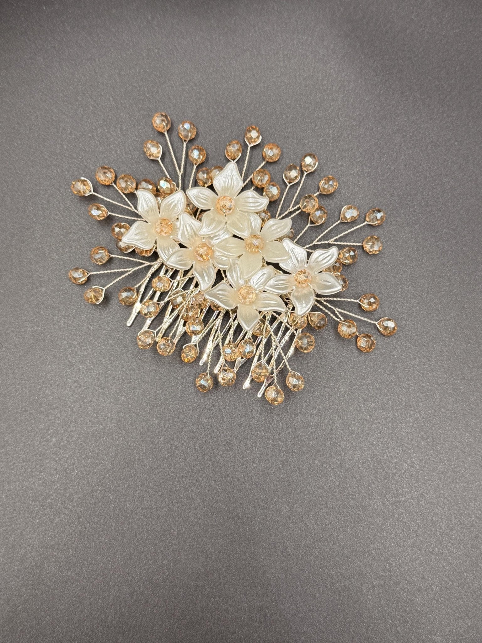 Blüten Haarkamm mit hellgoldenen Kristallen für Braut, Hochzeits Haarschmuck mit Blumen, handgemachter Brautfrisur Schmuck - AVYRAA BRIDAL