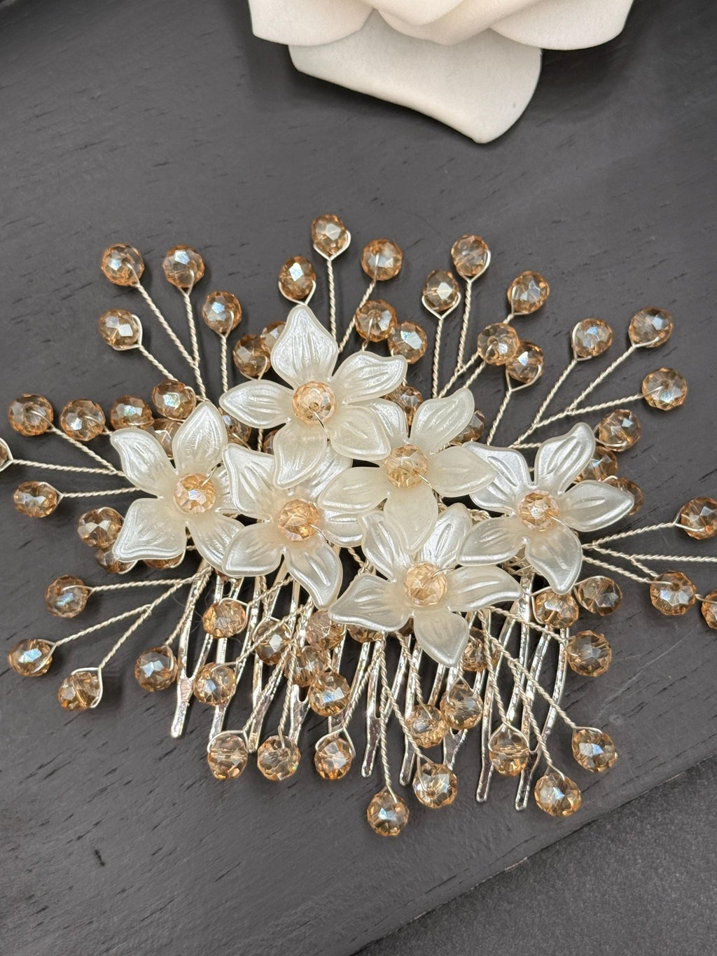 Blüten Haarkamm mit hellgoldenen Kristallen für Braut, Hochzeits Haarschmuck mit Blumen, handgemachter Brautfrisur Schmuck - AVYRAA BRIDAL
