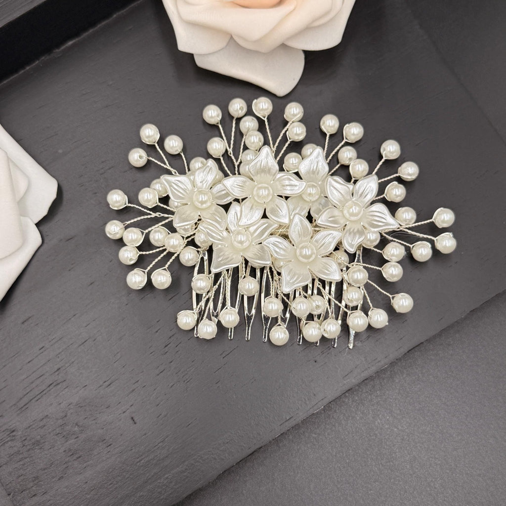 Blüten Haarkamm mit weißen Perlen für Bräute - AVYRAA BRIDAL