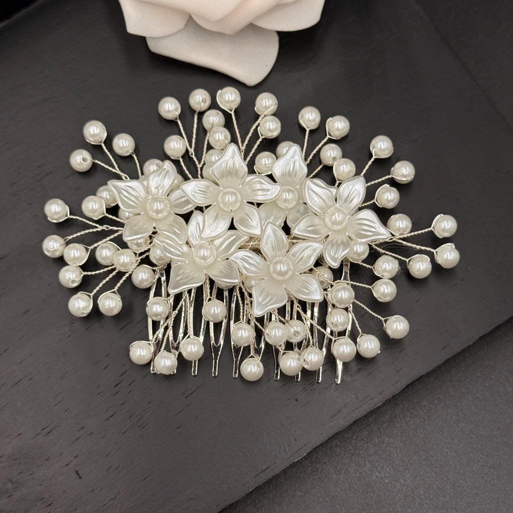 Blüten Haarkamm mit weißen Perlen für Bräute - AVYRAA BRIDAL