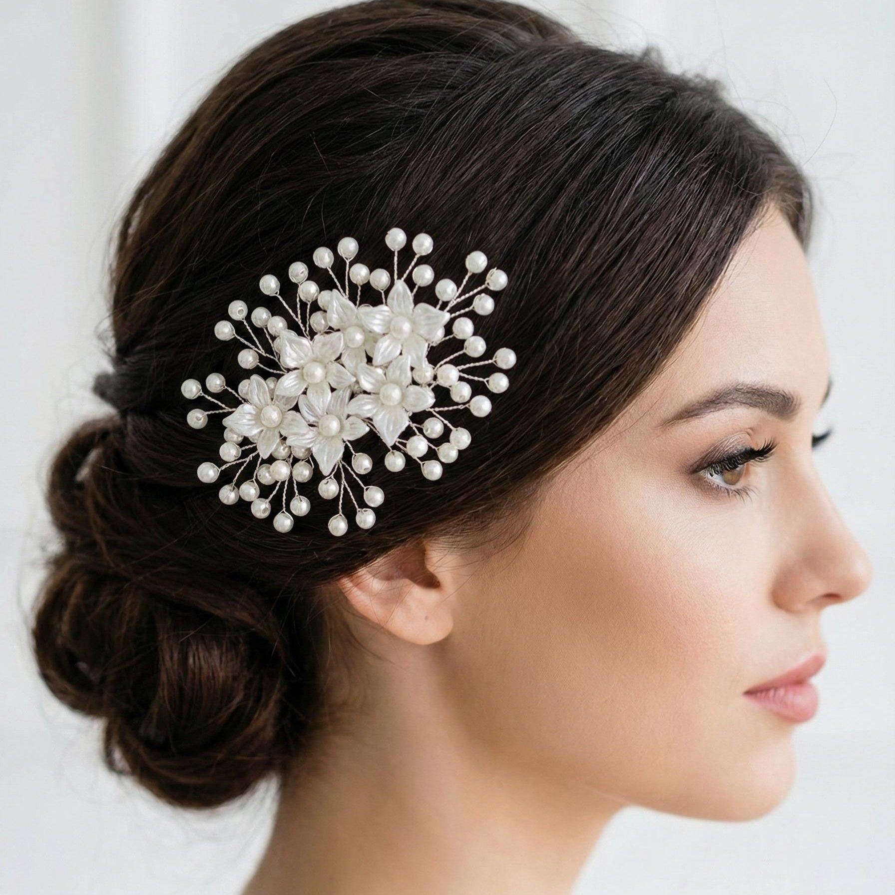 Blüten Haarkamm mit weißen Perlen für Bräute - AVYRAA BRIDAL