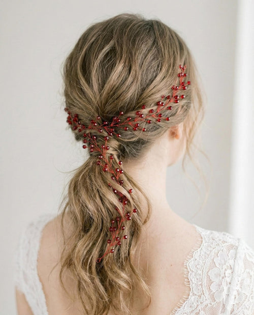 Bordeauxrote Kristall Haarrebe mit rotem Draht – Flexibler Brautschmuck in Weinrot - AVYRAA BRIDAL