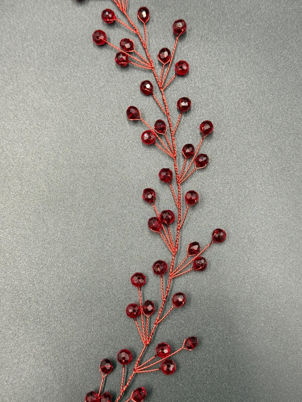 Bordeauxrote Kristall Haarrebe mit rotem Draht – Flexibler Brautschmuck in Weinrot - AVYRAA BRIDAL