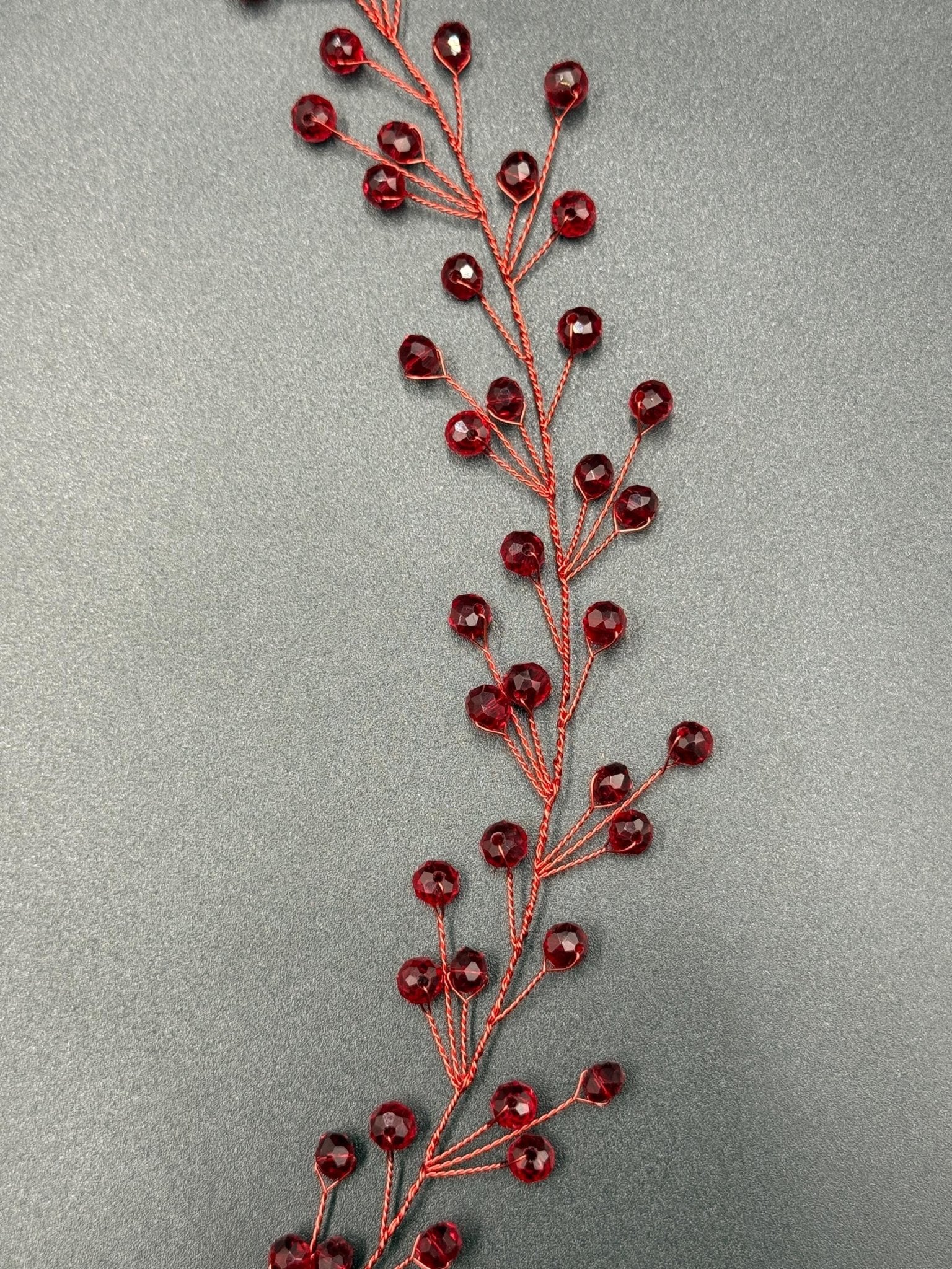 Bordeauxrote Kristall Haarrebe mit rotem Draht – Flexibler Brautschmuck in Weinrot - AVYRAA BRIDAL