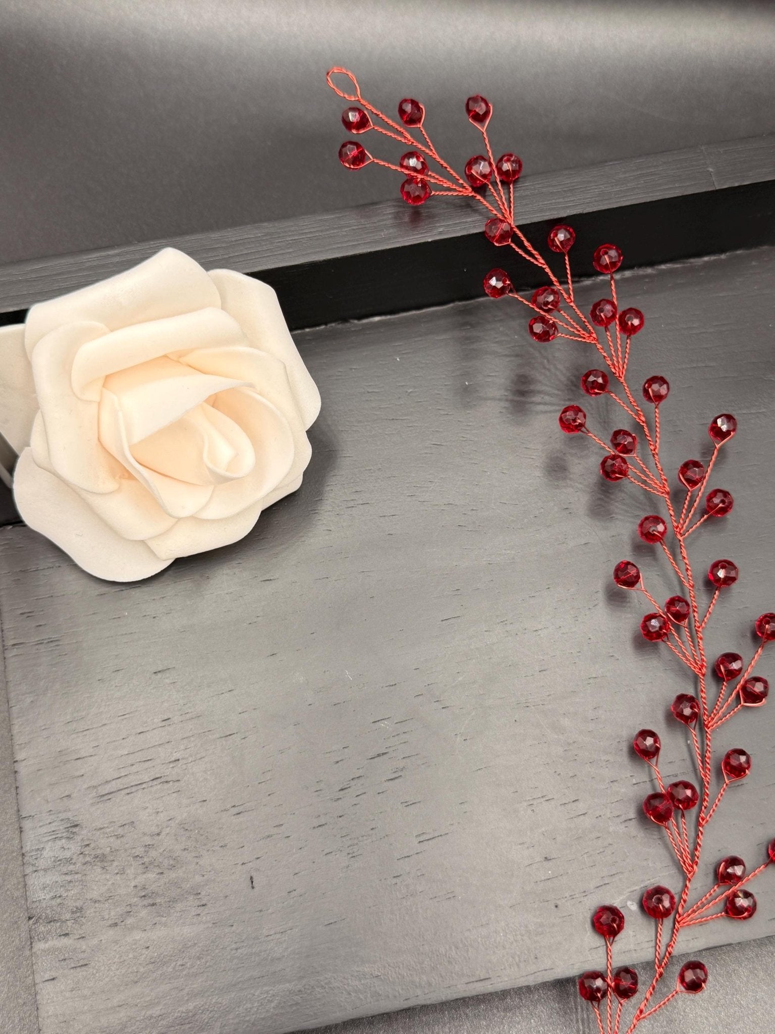 Bordeauxrote Kristall Haarrebe mit rotem Draht – Flexibler Brautschmuck in Weinrot - AVYRAA BRIDAL