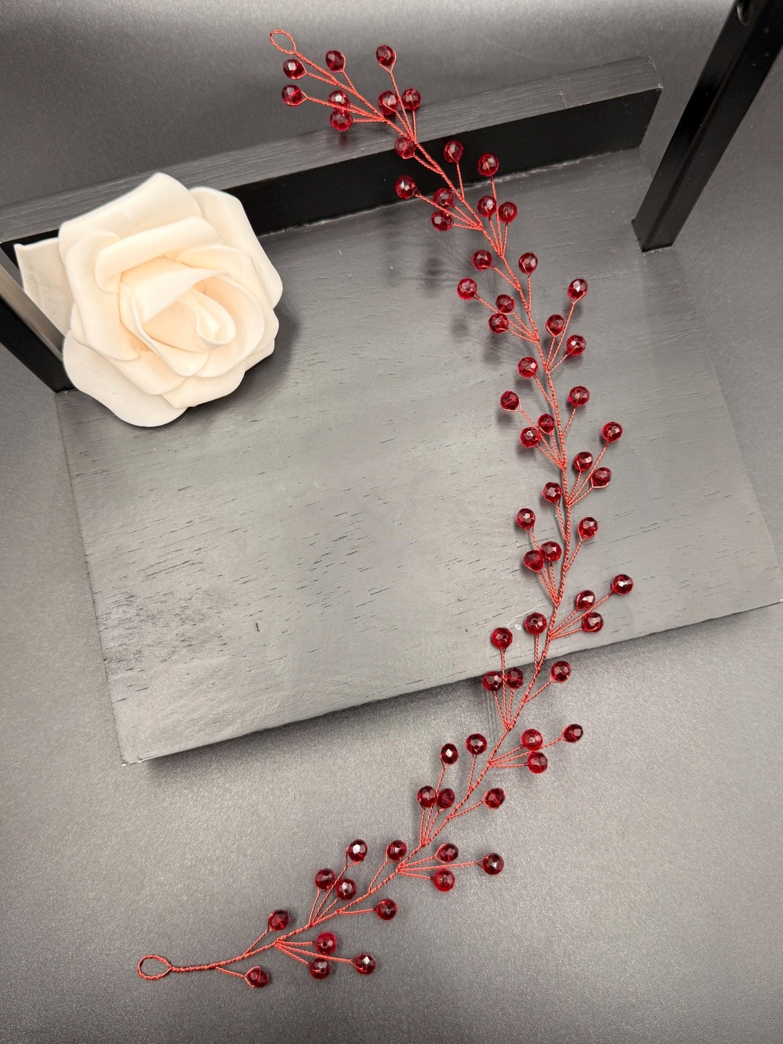 Bordeauxrote Kristall Haarrebe mit rotem Draht – Flexibler Brautschmuck in Weinrot - AVYRAA BRIDAL
