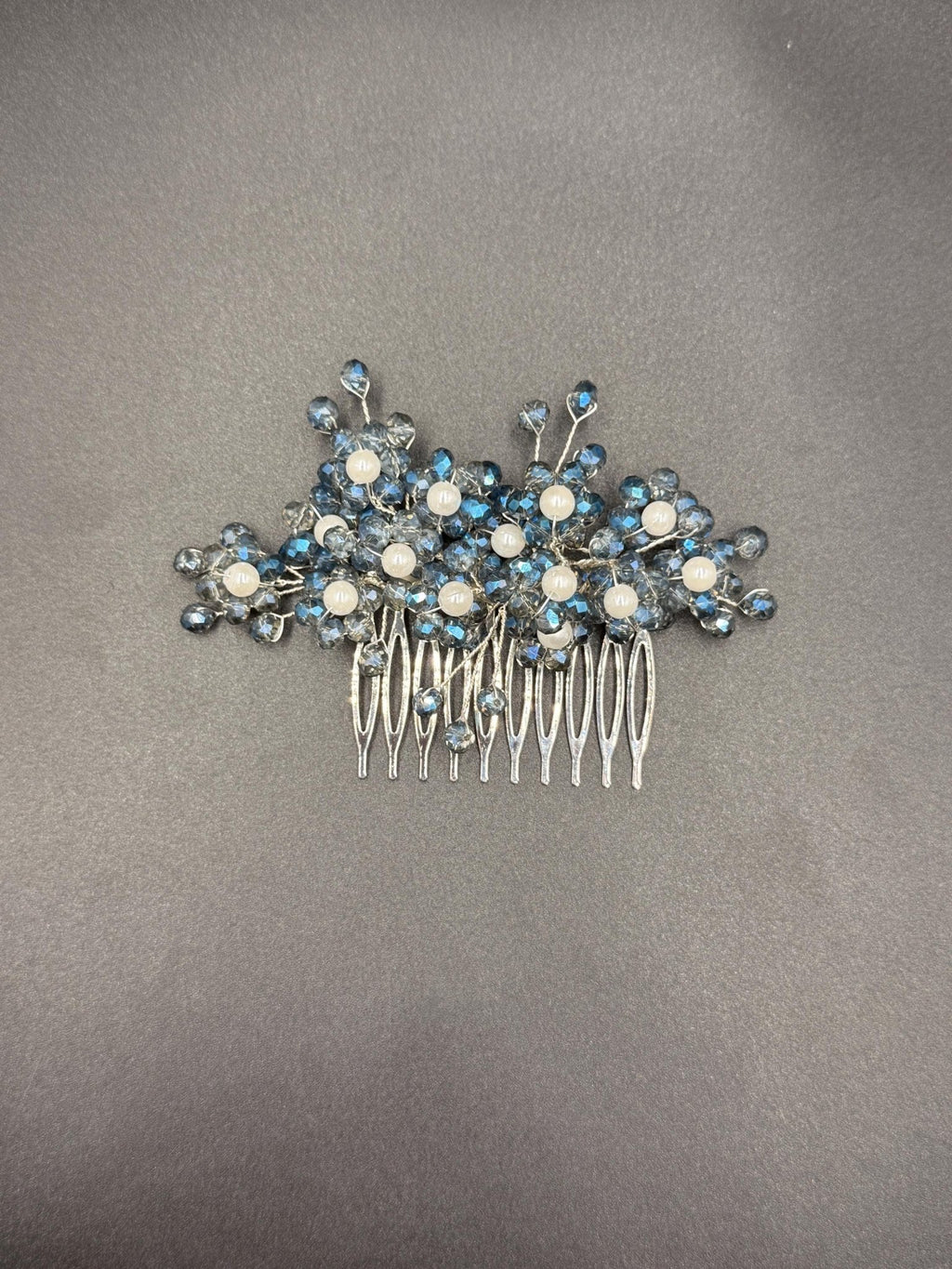 Braut Haarkamm mit dunkelblauen Kristallen und Perlen – handgefertigter eleganter Hochzeitsschmuck - AVYRAA BRIDAL