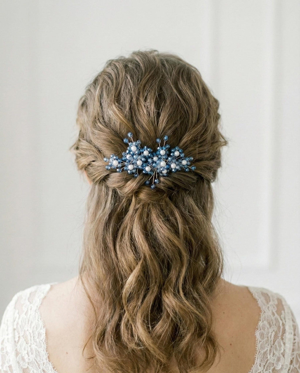 Braut Haarkamm mit dunkelblauen Kristallen und Perlen – handgefertigter eleganter Hochzeitsschmuck - AVYRAA BRIDAL