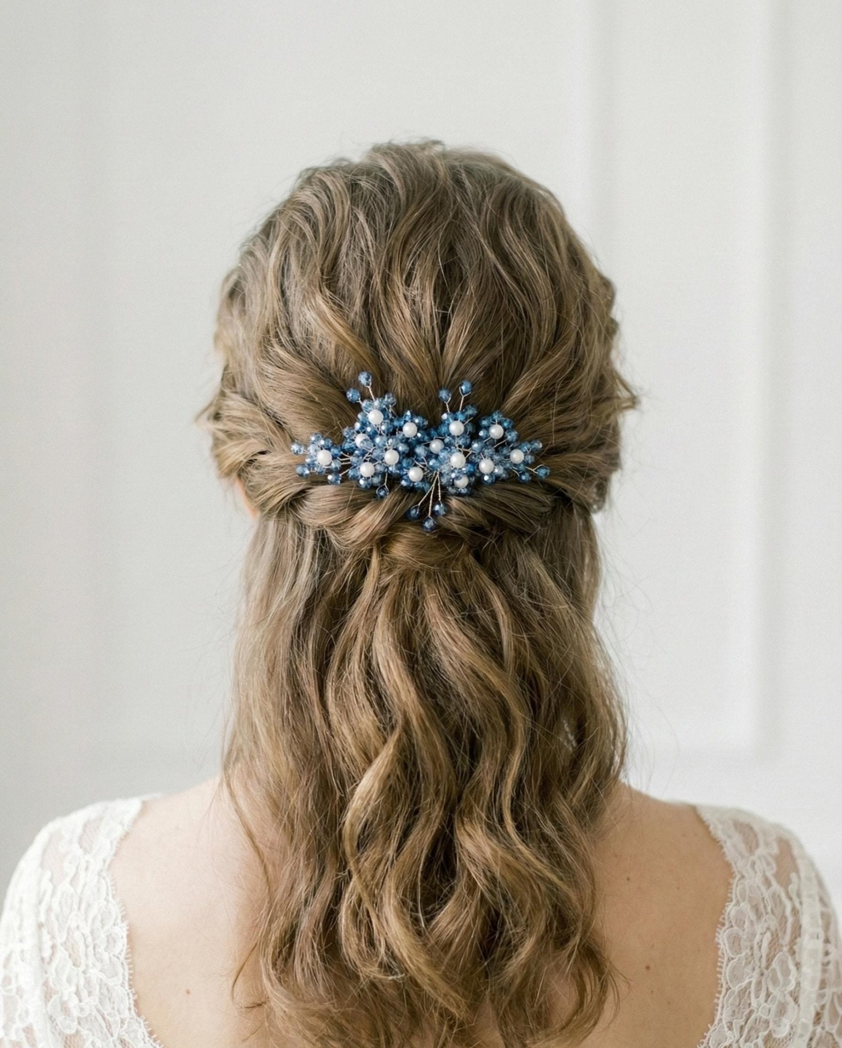 Braut Haarkamm mit dunkelblauen Kristallen und Perlen – handgefertigter eleganter Hochzeitsschmuck - AVYRAA BRIDAL