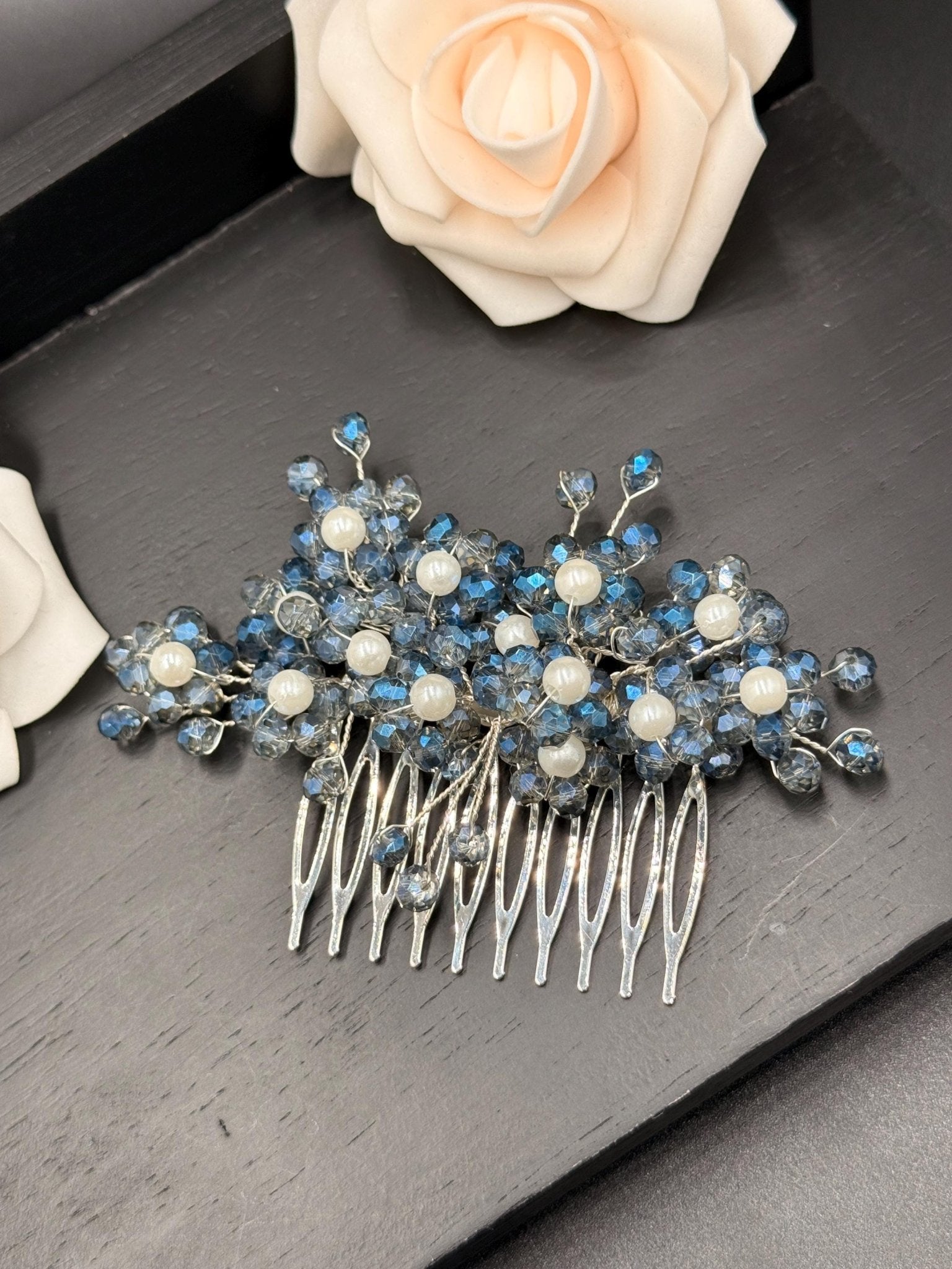 Braut Haarkamm mit dunkelblauen Kristallen und Perlen – handgefertigter eleganter Hochzeitsschmuck - AVYRAA BRIDAL