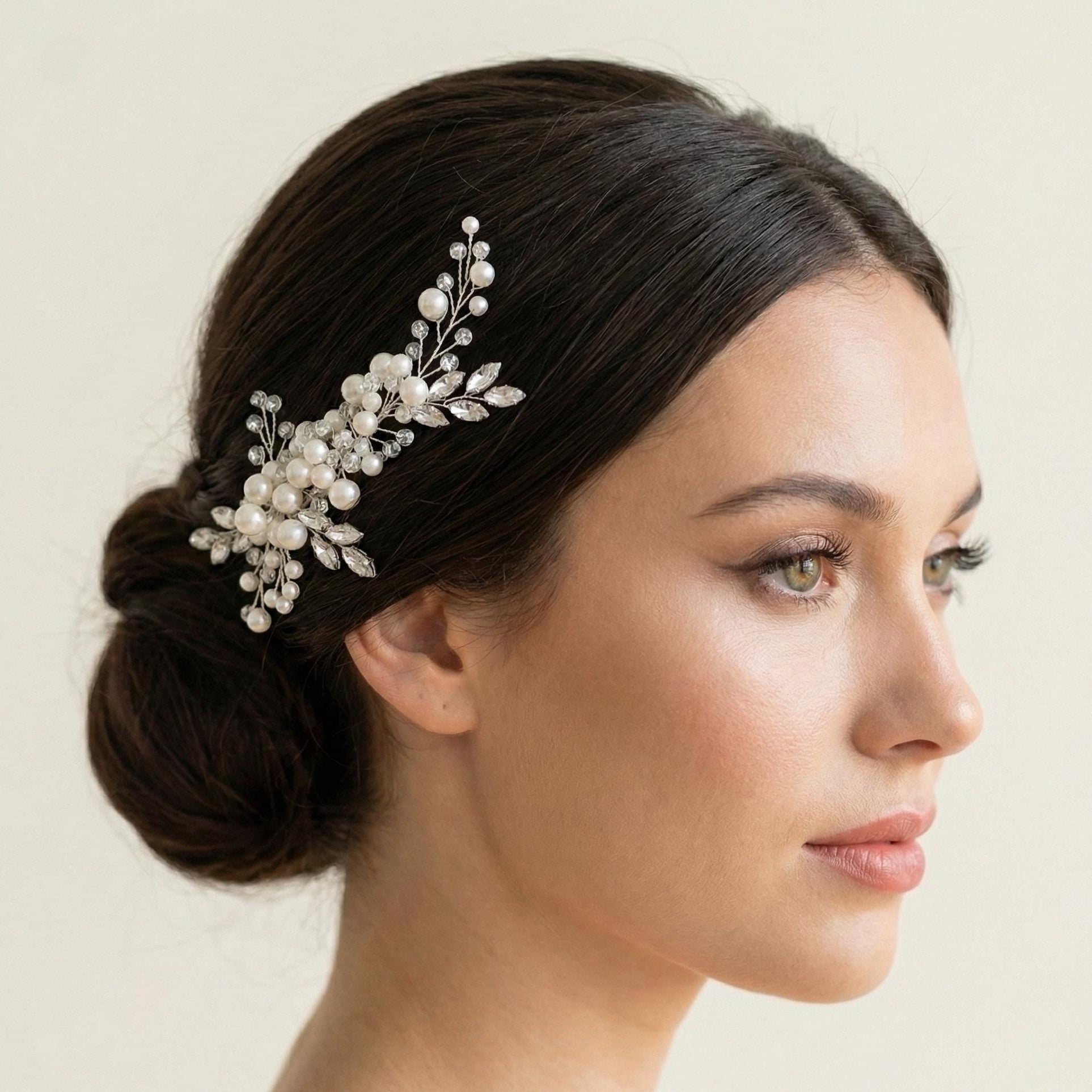 Braut Haarkamm mit Perlen und klaren Kristallen - AVYRAA BRIDAL