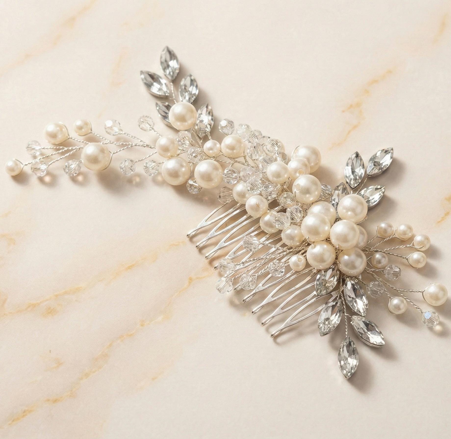 Braut Haarkamm mit Perlen und klaren Kristallen - AVYRAA BRIDAL