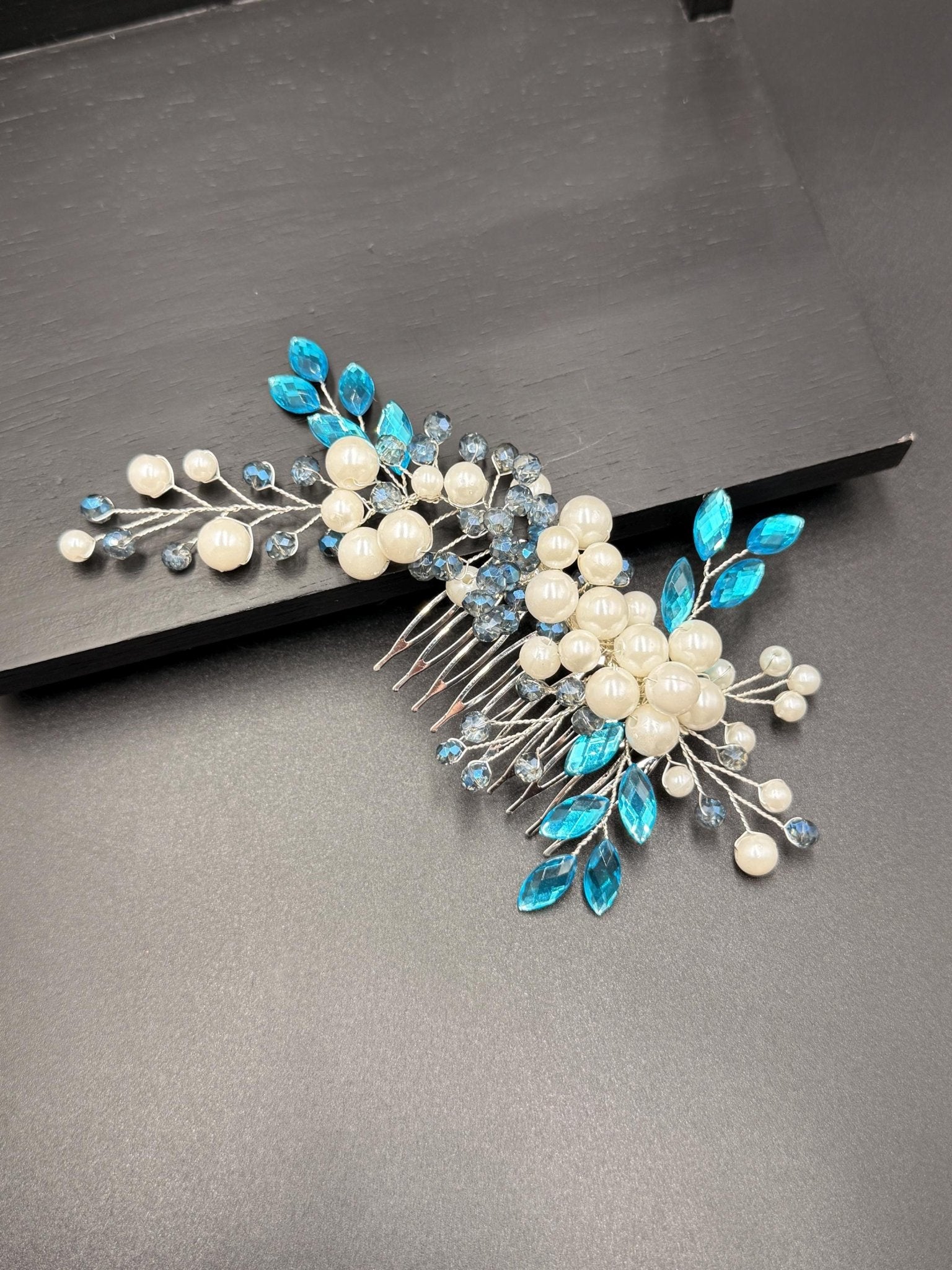 Braut Haarkamm mit Perlen und Kristallen, eleganter Hochzeit Haarschmuck - AVYRAA BRIDAL