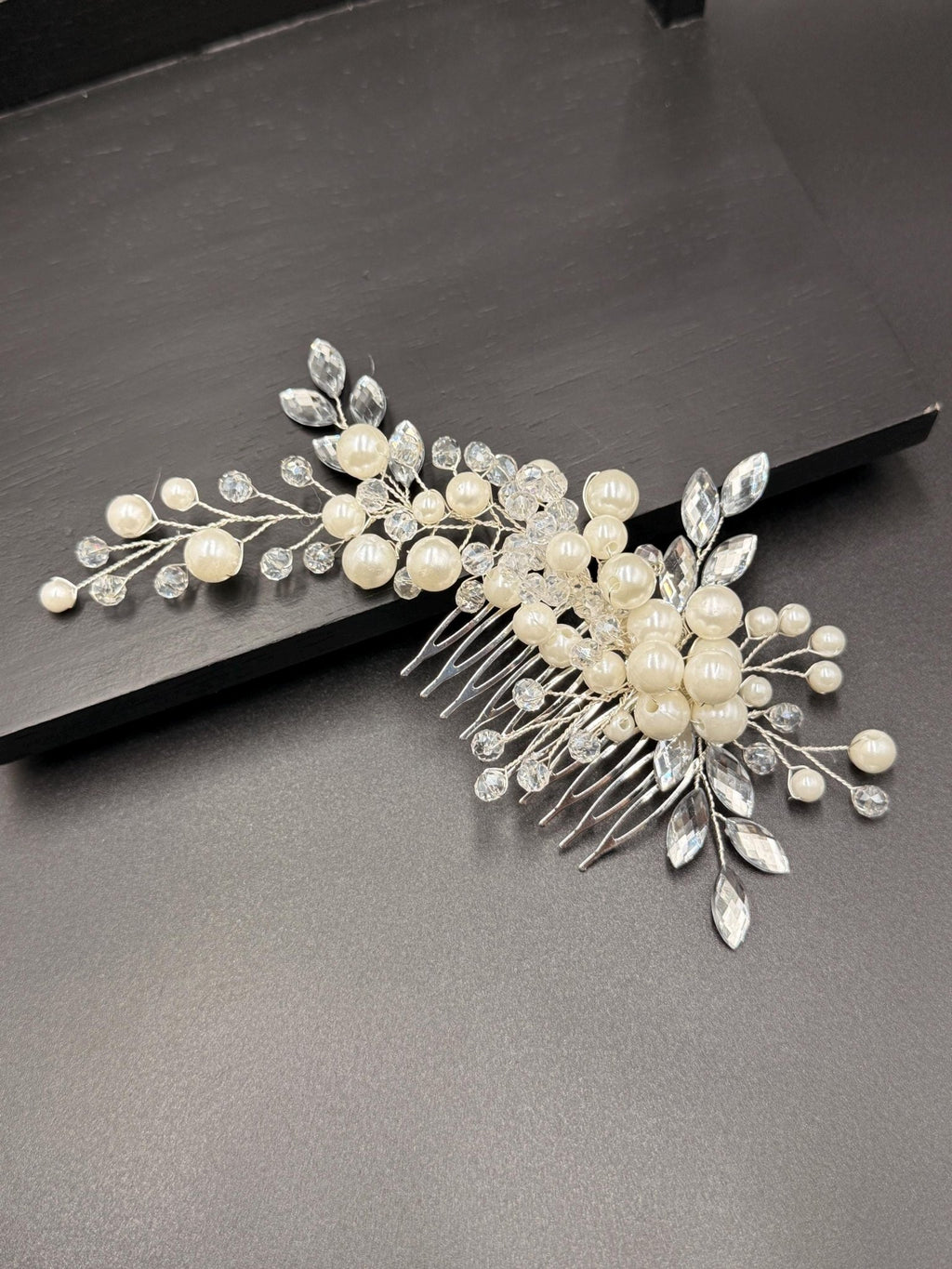 Braut Haarkamm mit Perlen und Kristallen, eleganter Hochzeit Haarschmuck - AVYRAA BRIDAL