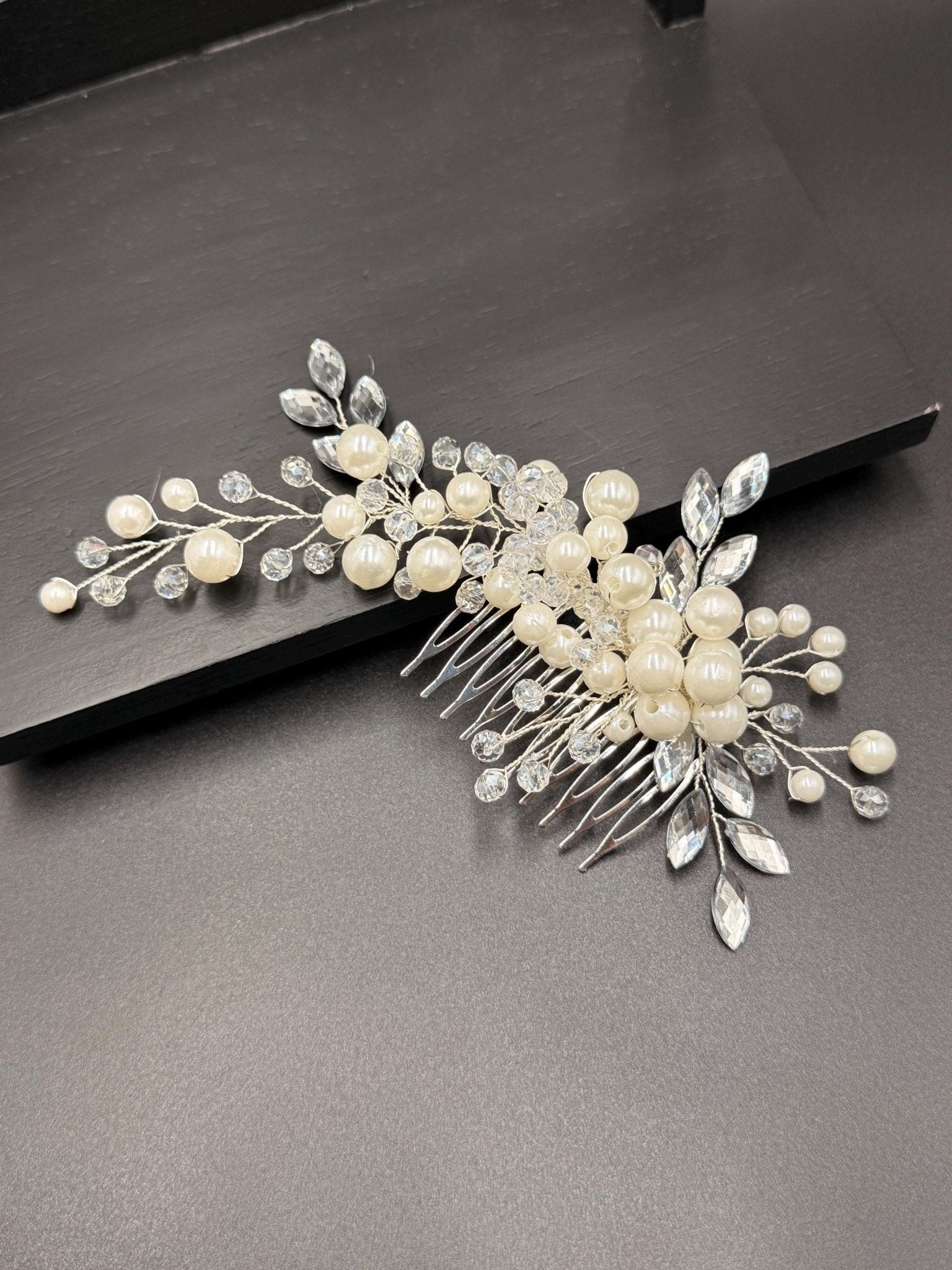 Braut Haarkamm mit Perlen und Kristallen, eleganter Hochzeit Haarschmuck - AVYRAA BRIDAL