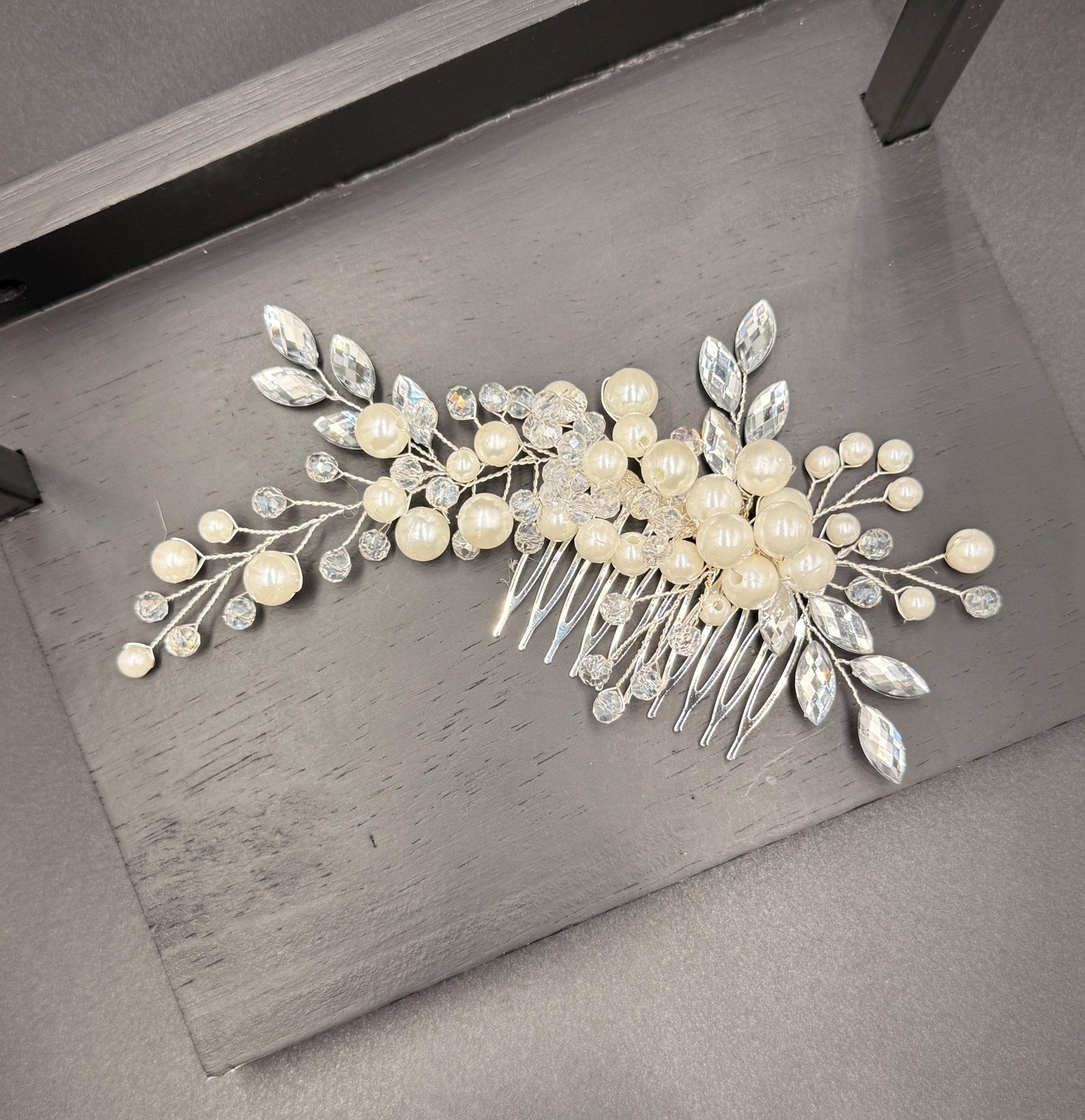 Braut Haarkamm mit Perlen und Kristallen, eleganter Hochzeit Haarschmuck - AVYRAA BRIDAL