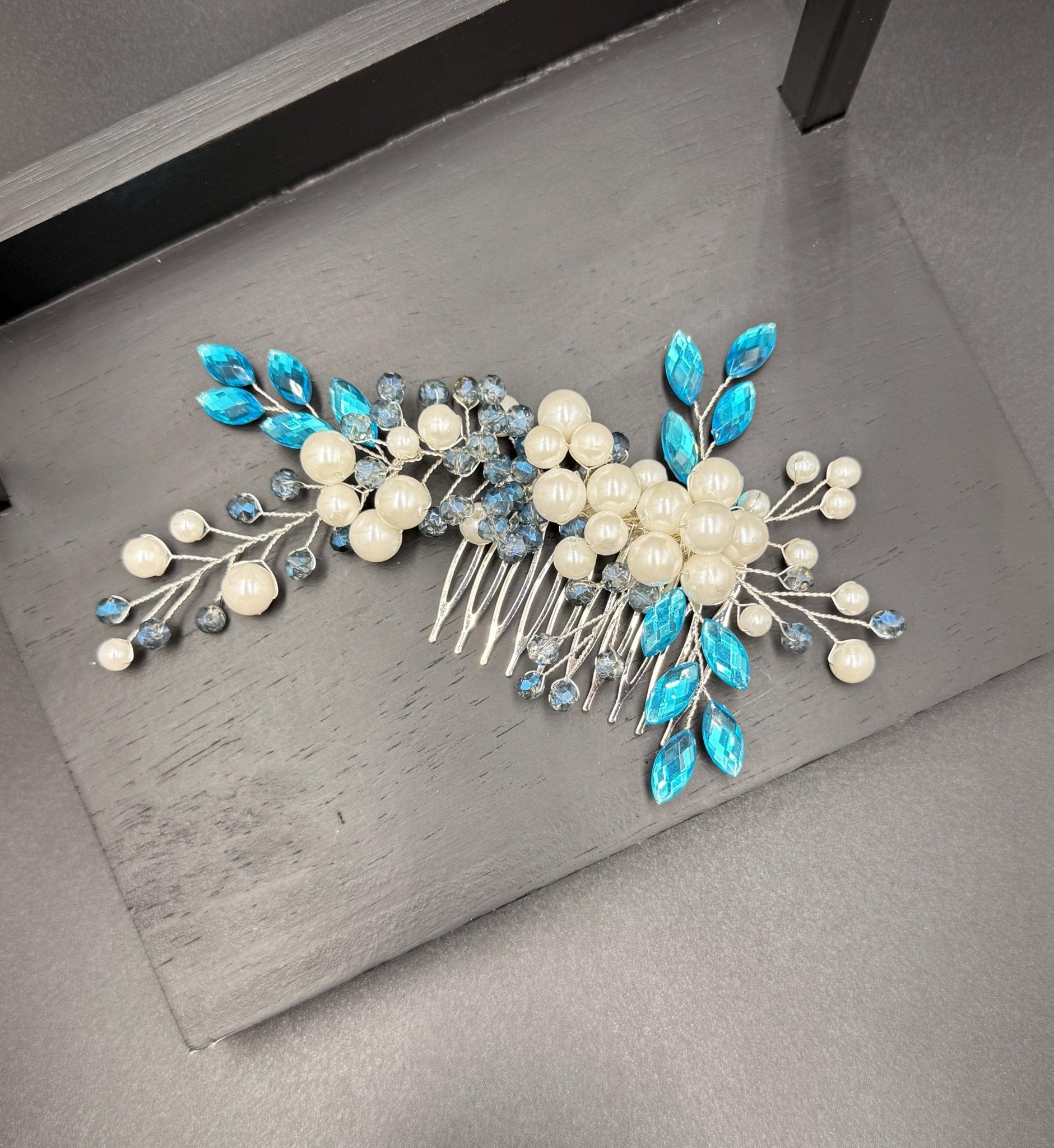 Braut Haarkamm mit Perlen und Kristallen, eleganter Hochzeit Haarschmuck - AVYRAA BRIDAL