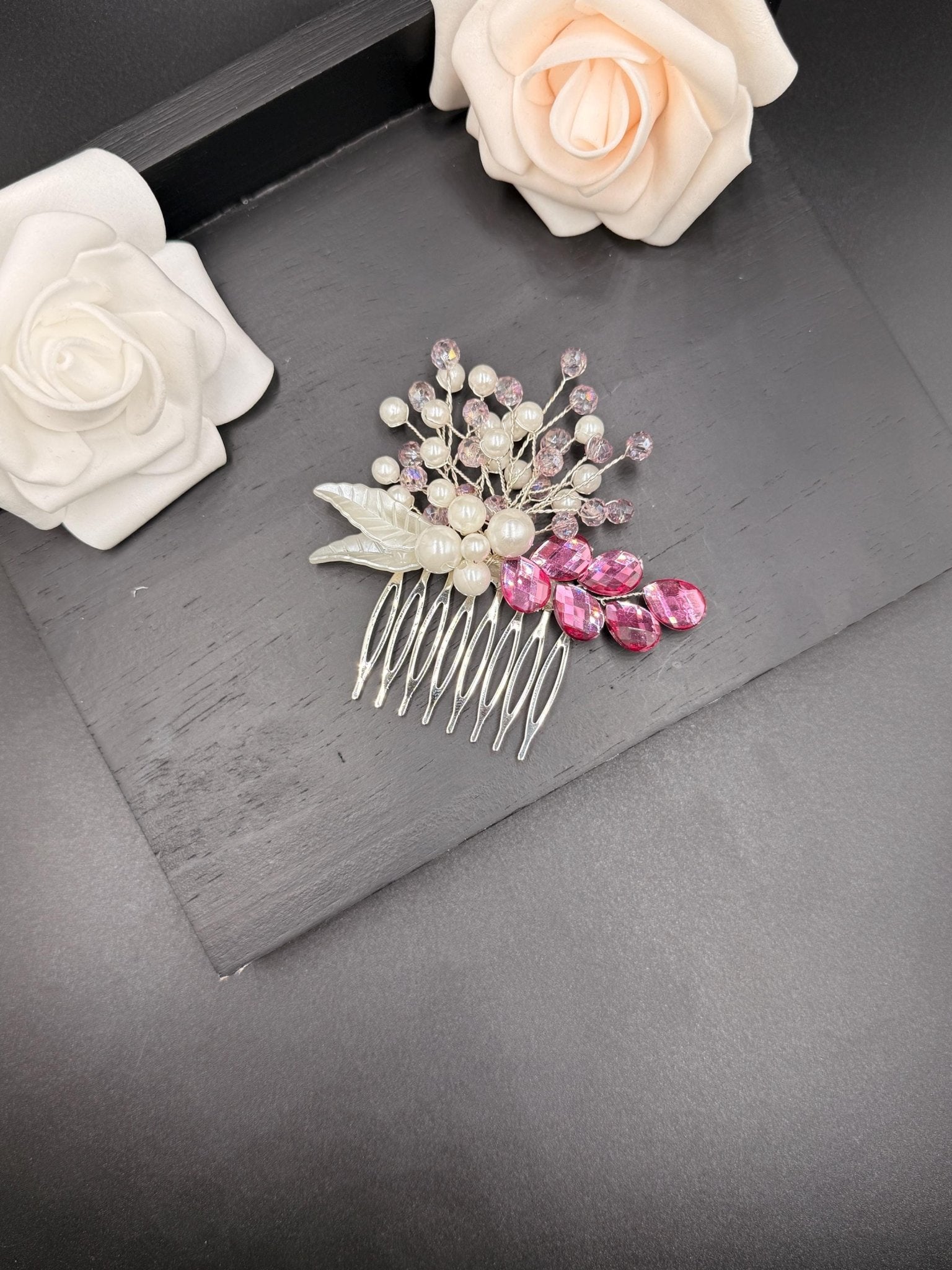 Braut Haarkamm mit Perlen und roséfarbenen Kristallsteinen – romantischer Haarschmuck in Creme, Rosé & Flieder - AVYRAA BRIDAL