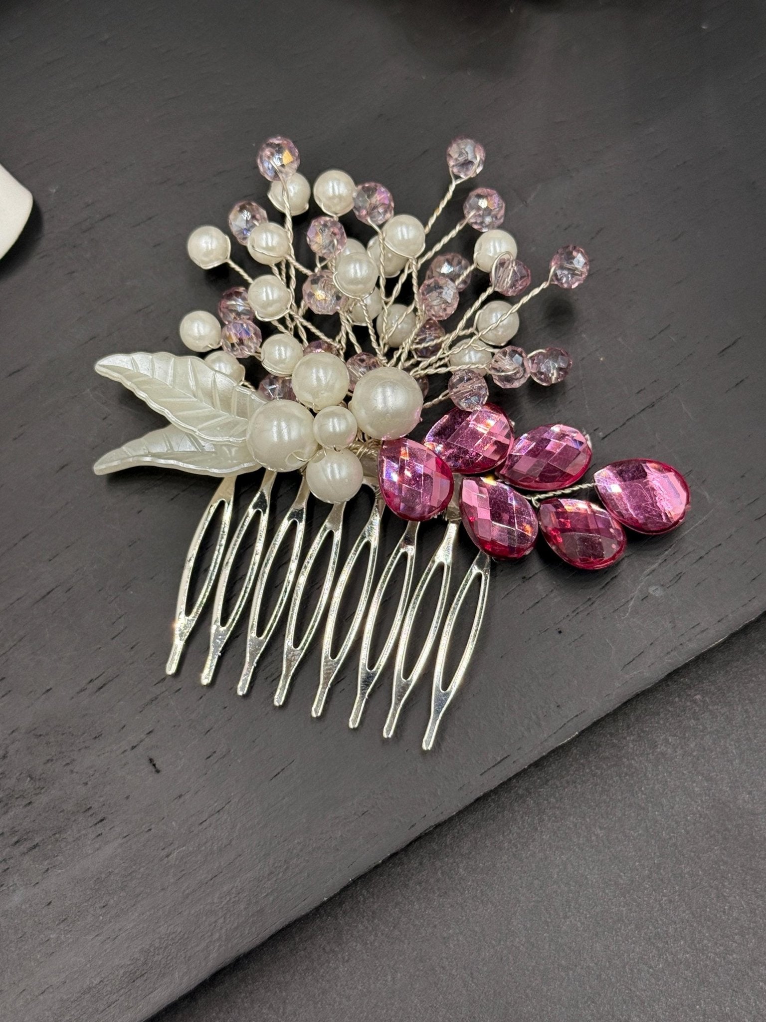 Braut Haarkamm mit Perlen und roséfarbenen Kristallsteinen – romantischer Haarschmuck in Creme, Rosé & Flieder - AVYRAA BRIDAL