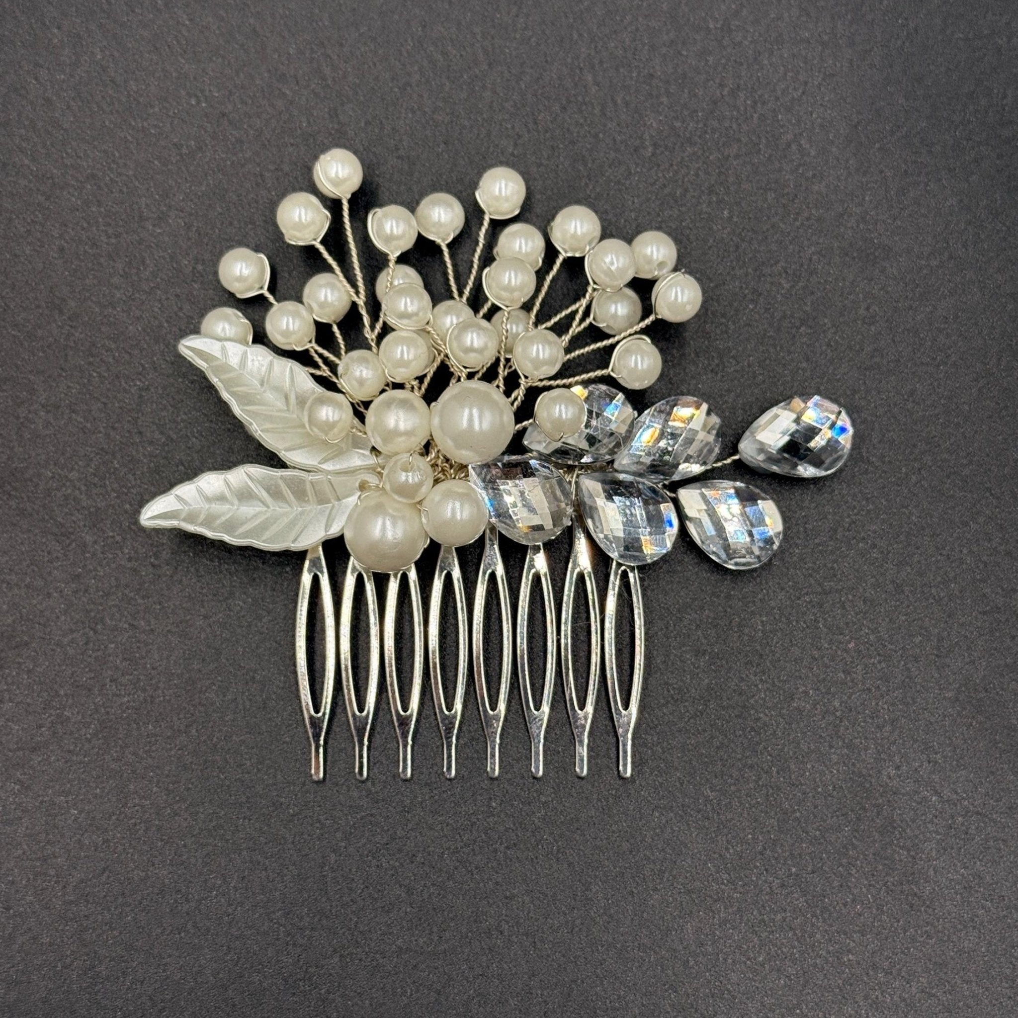 Braut Haarkamm mit Perlen und silbernen Blättern - AVYRAA BRIDAL