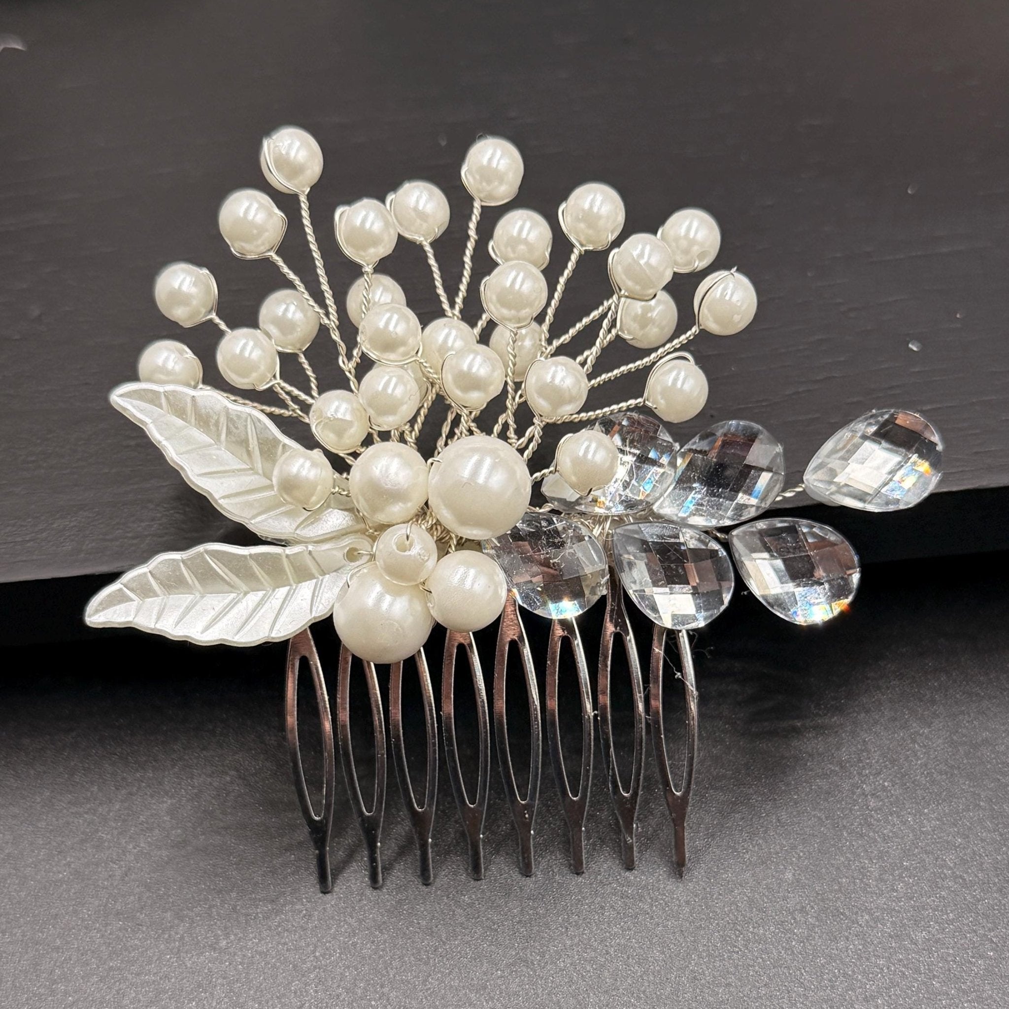 Braut Haarkamm mit Perlen und silbernen Blättern - AVYRAA BRIDAL