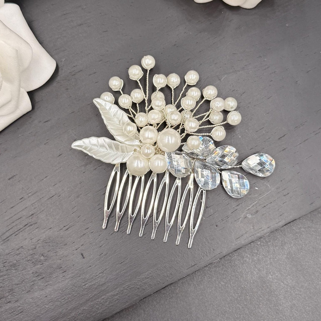 Braut Haarkamm mit Perlen und silbernen Blättern - AVYRAA BRIDAL