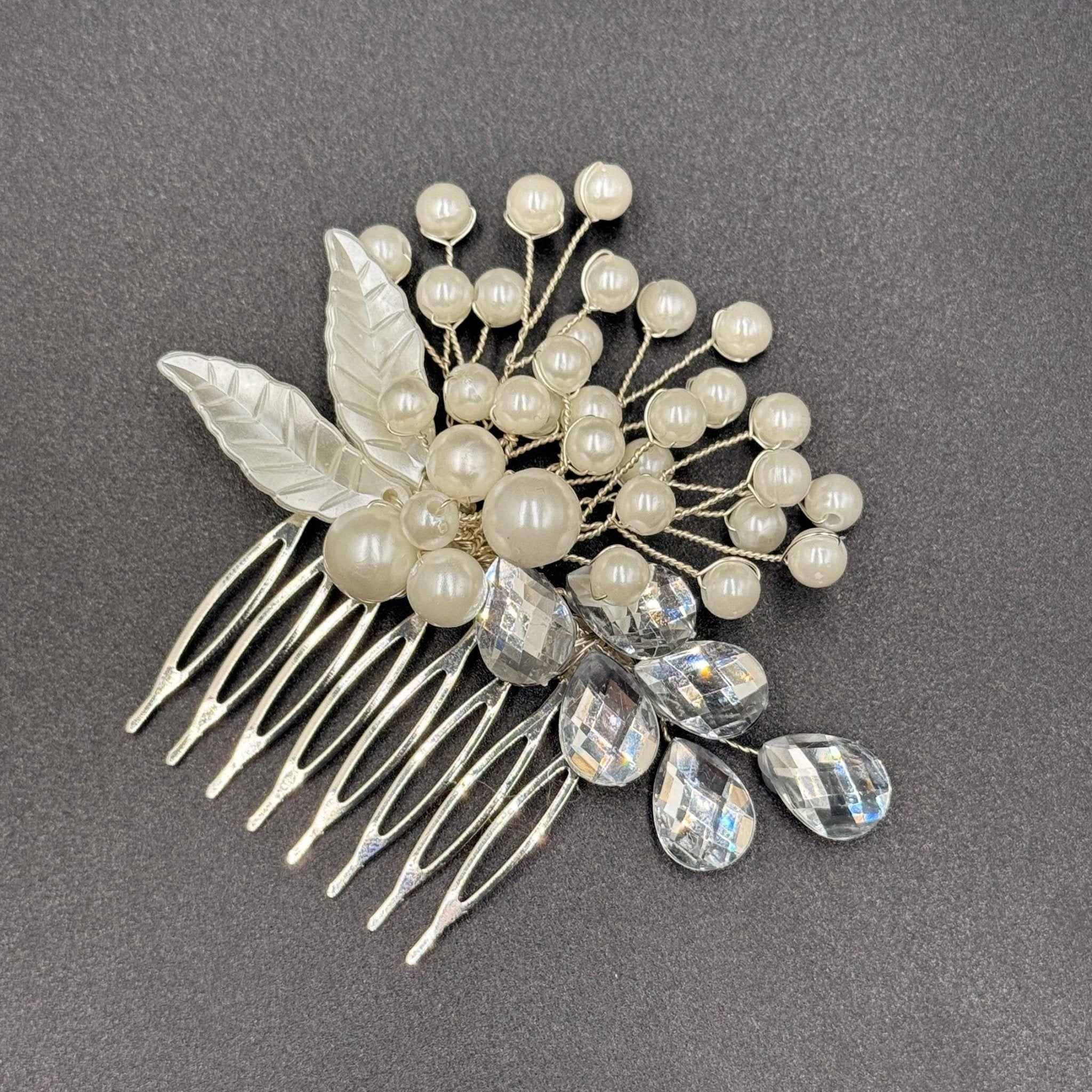 Braut Haarkamm mit Perlen und silbernen Blättern - AVYRAA BRIDAL