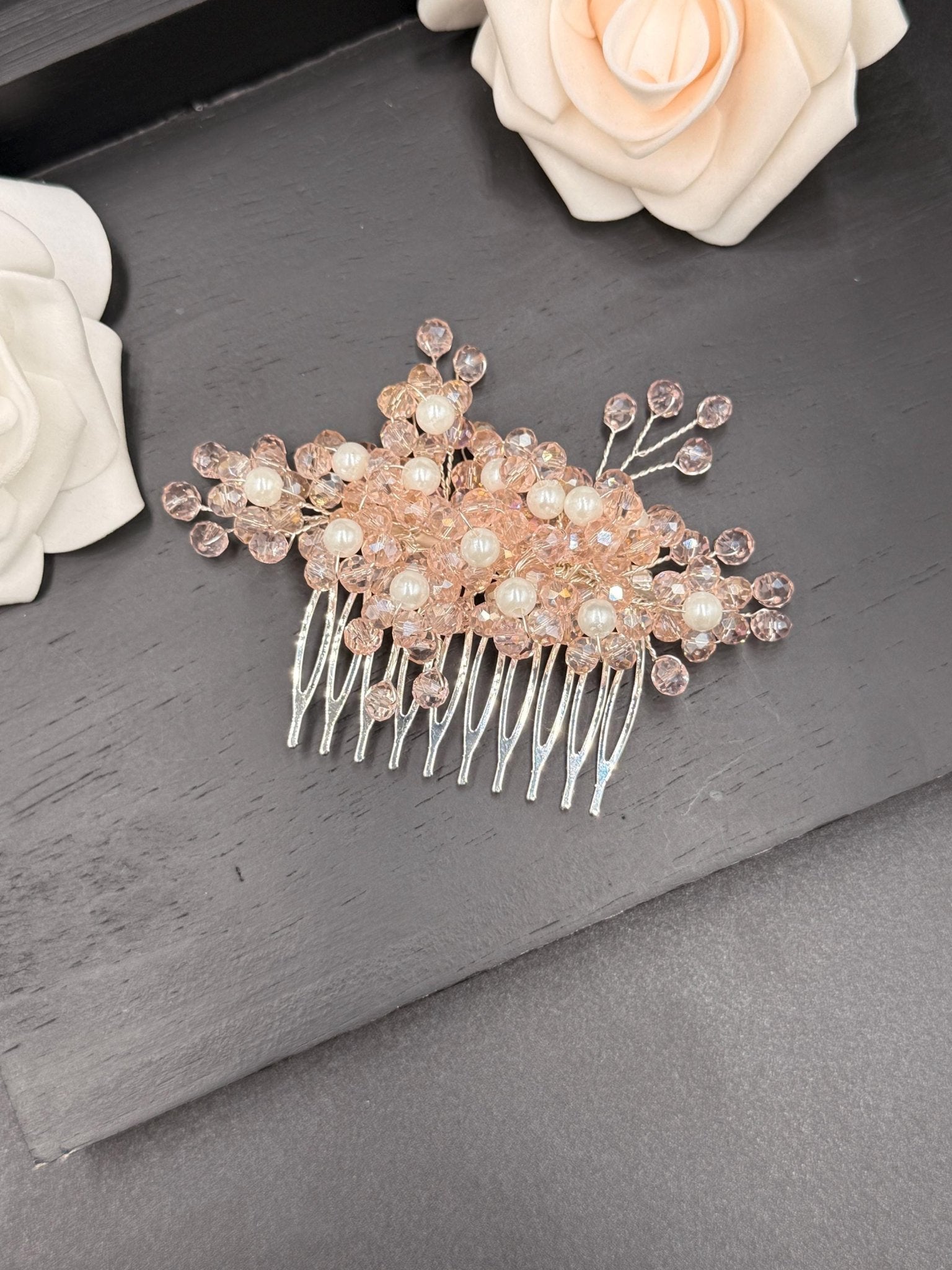 Braut Haarkamm Rosé mit Perlen und facettierten Kristallen handgefertigt elegant ca. 10 cm - AVYRAA BRIDAL