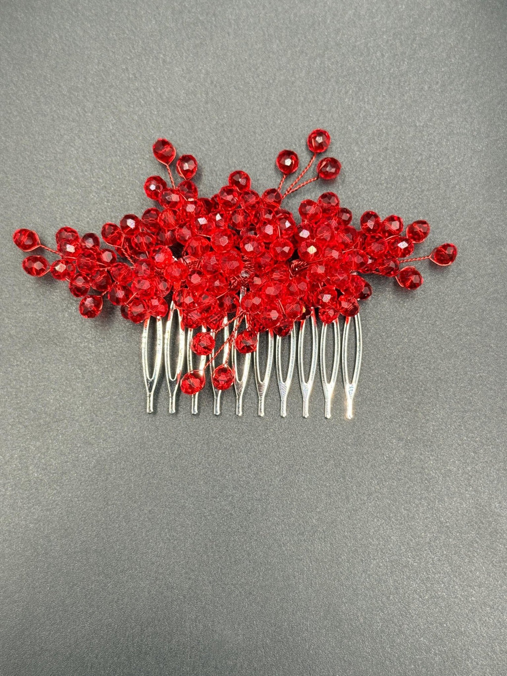Braut Haarkamm Rubinrot mit funkelnden Kristallen handgefertigt – ausdrucksstarker Hochzeitsschmuck ca. 10 cm - AVYRAA BRIDAL