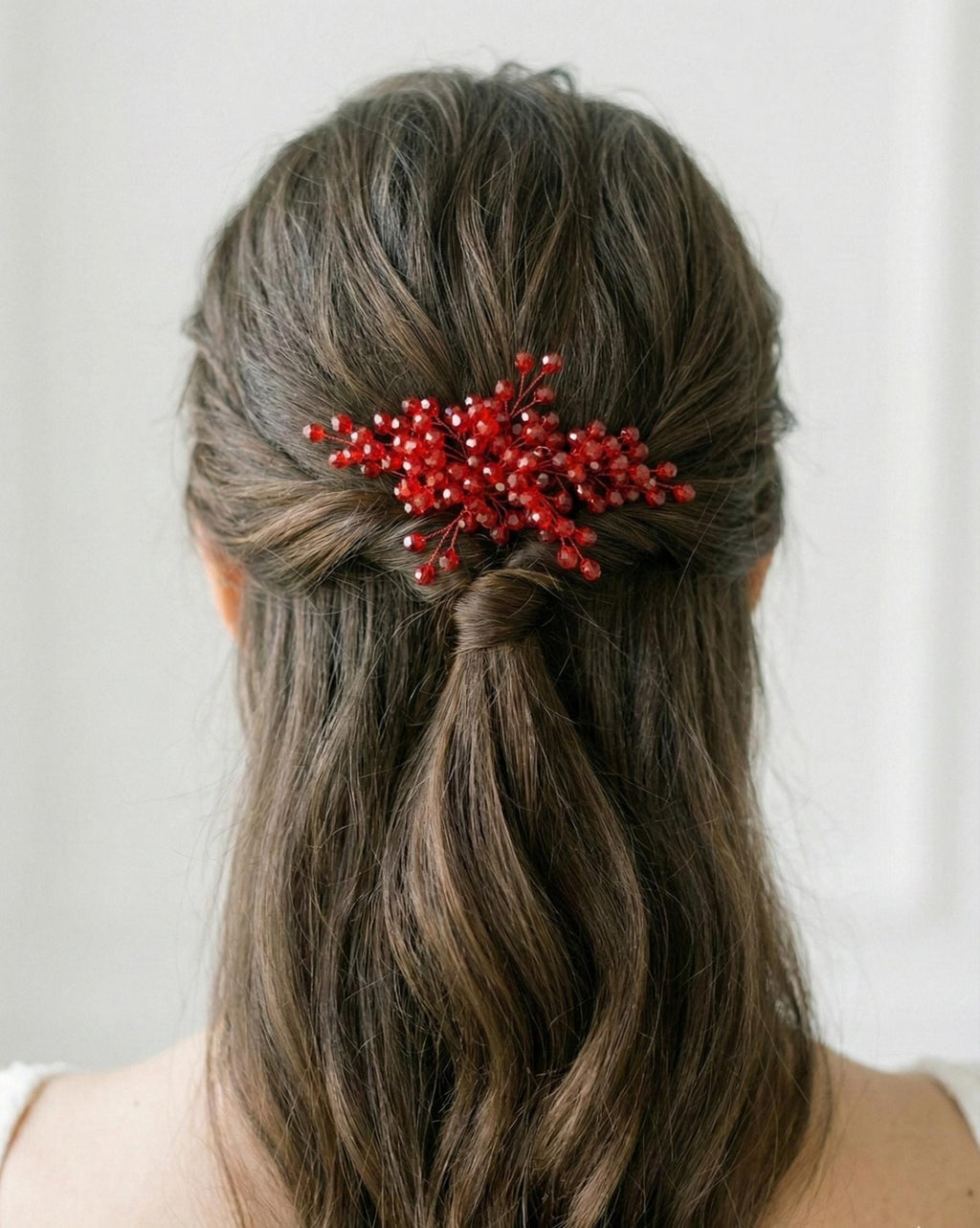 Braut Haarkamm Rubinrot mit funkelnden Kristallen handgefertigt – ausdrucksstarker Hochzeitsschmuck ca. 10 cm - AVYRAA BRIDAL