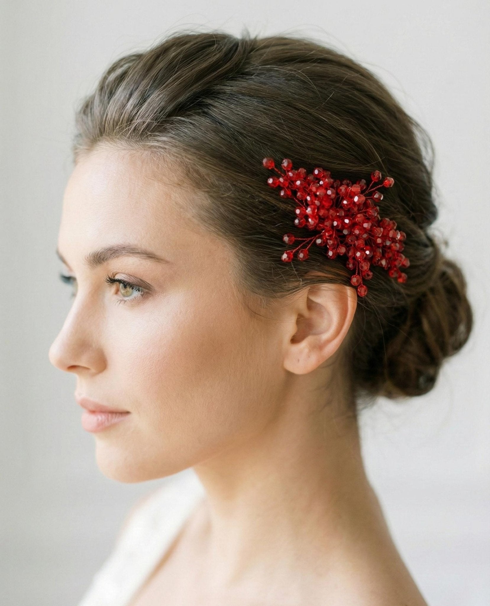 Braut Haarkamm Rubinrot mit funkelnden Kristallen handgefertigt – ausdrucksstarker Hochzeitsschmuck ca. 10 cm - AVYRAA BRIDAL
