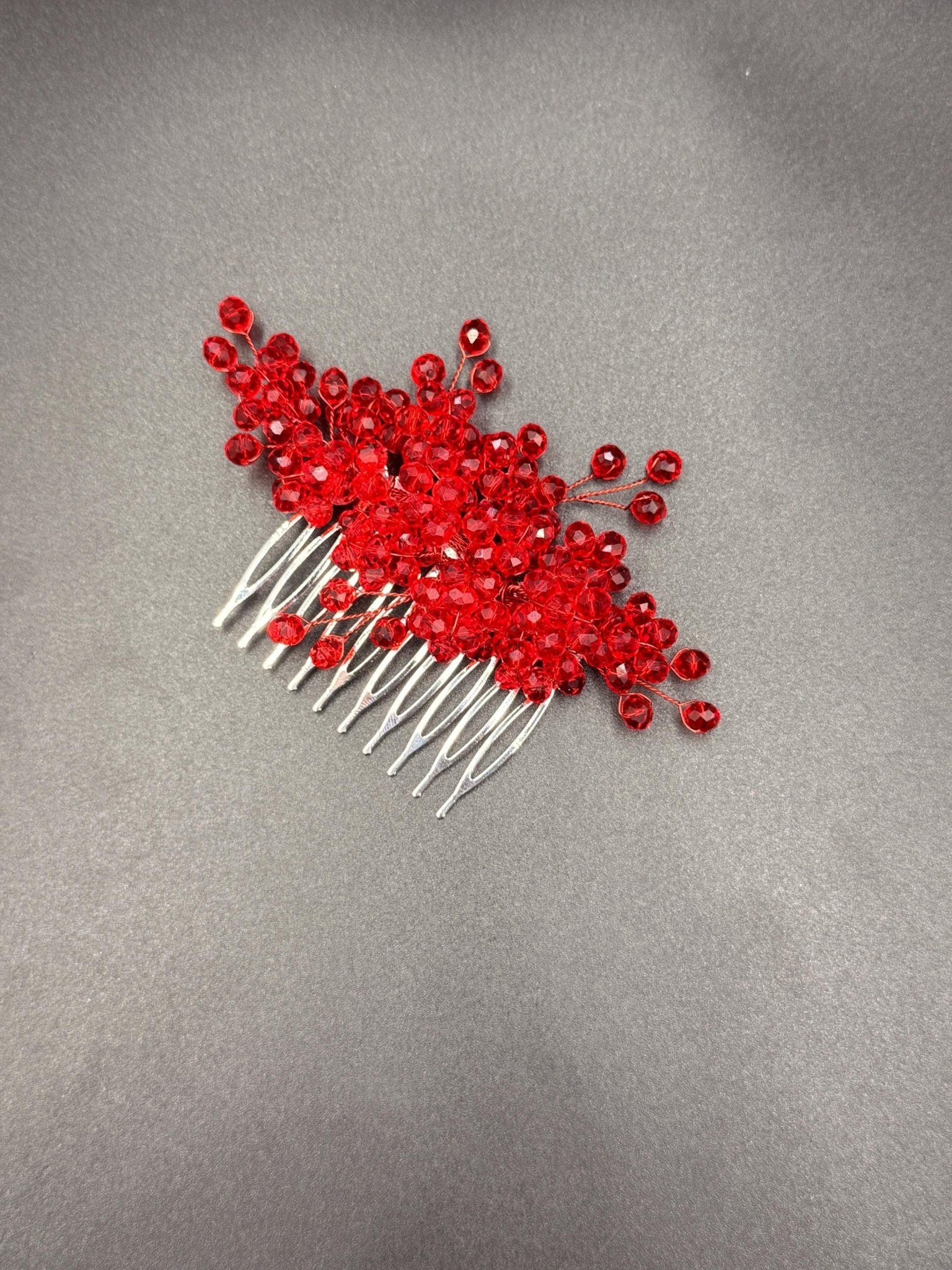 Braut Haarkamm Rubinrot mit funkelnden Kristallen handgefertigt – ausdrucksstarker Hochzeitsschmuck ca. 10 cm - AVYRAA BRIDAL