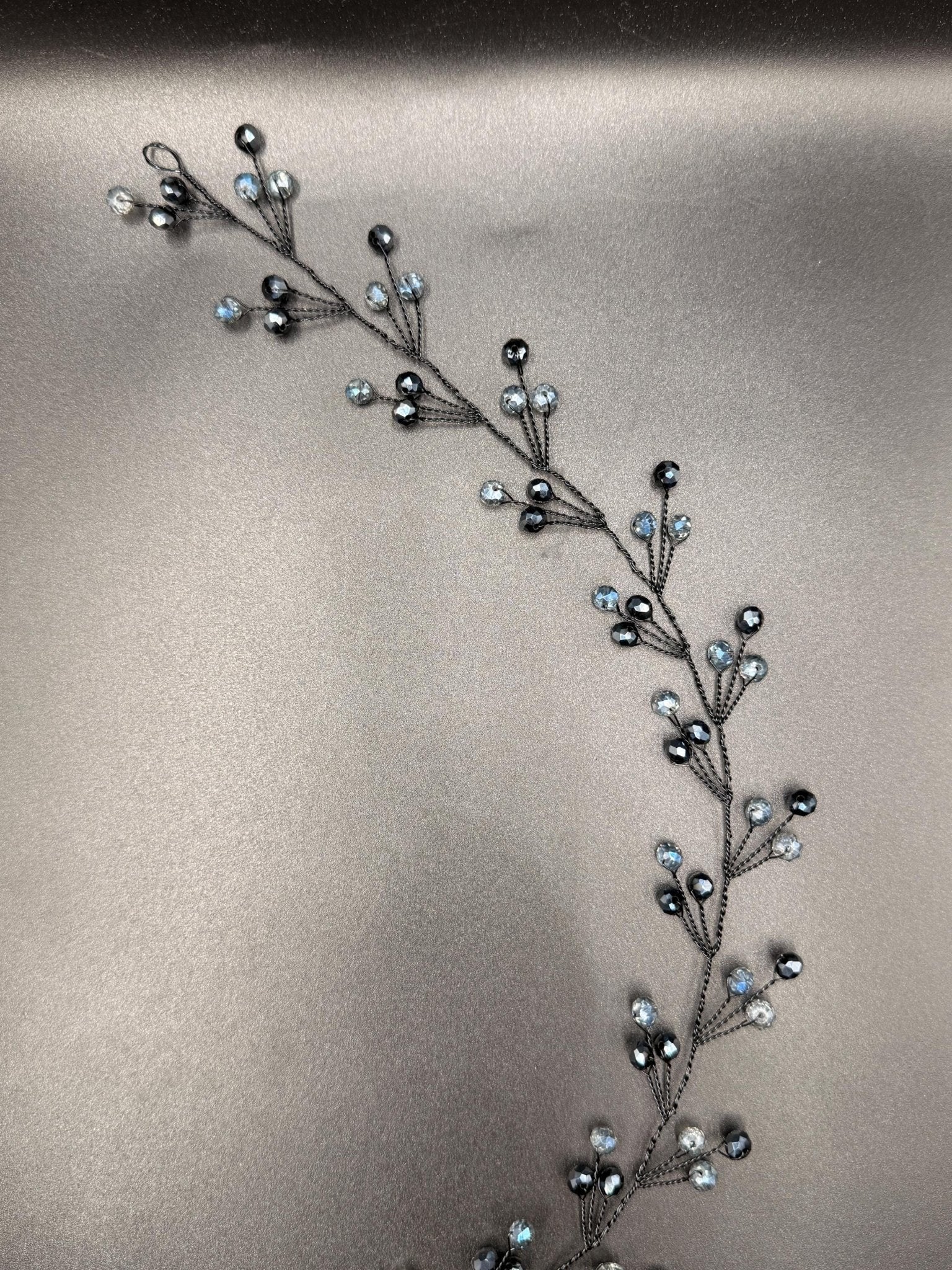 Braut Hair Vine Nachtblau Eisblau Kristall Draht Headpiece - AVYRAA BRIDAL