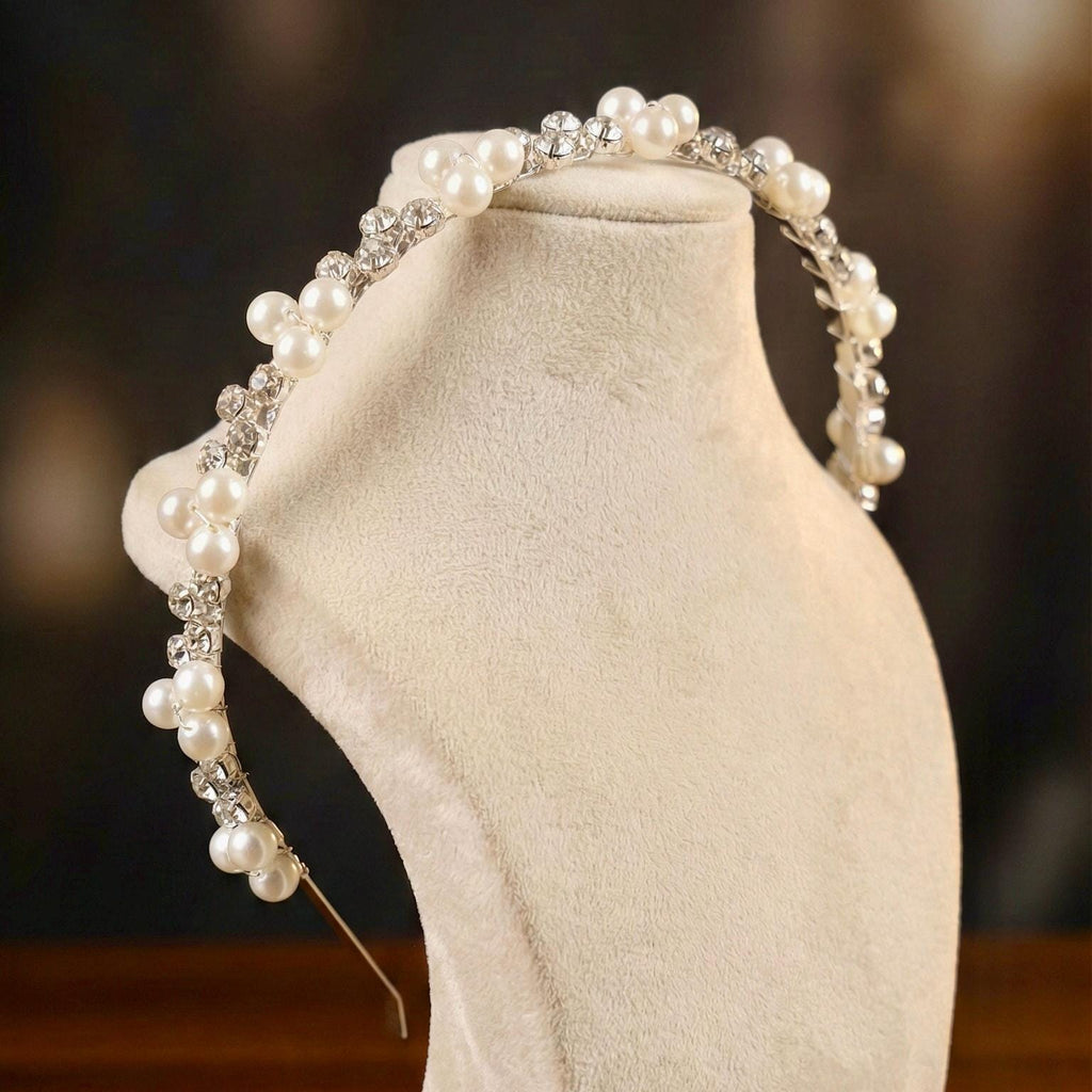 Cremefarbener Perlen Haarreif mit Kristallen für Bräute - AVYRAA BRIDAL