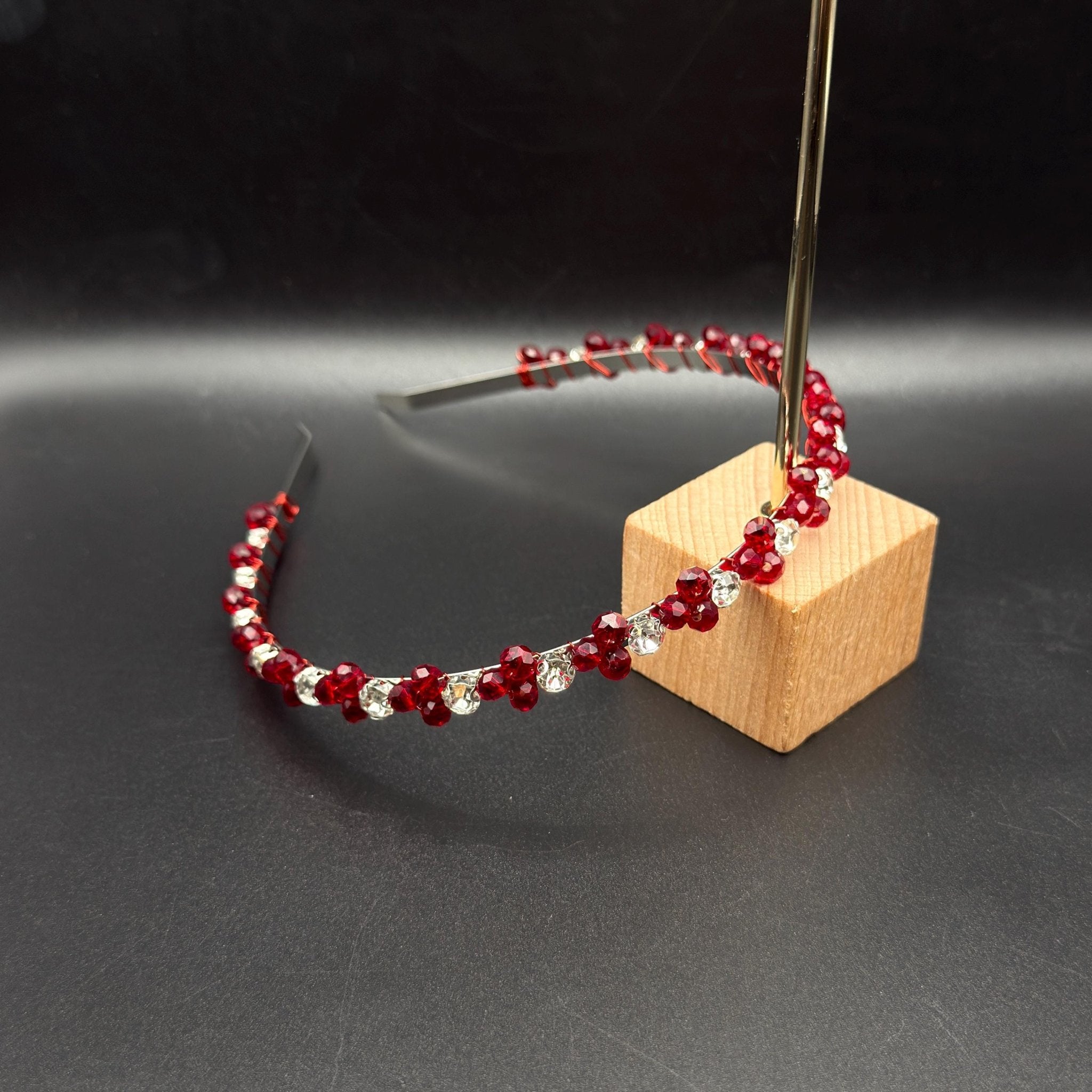 Dark Red Crystal Haarband aus schwarzem Metall, elegante Braut Tiara Krone, handgefertigter Haarreif für Hochzeit und Abend - AVYRAA BRIDAL