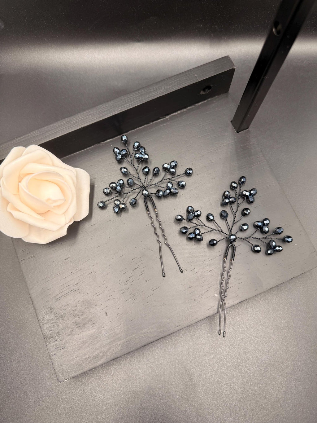Dunkelblaue Kristall Haarnadeln in Navy – handgefertigter Brautschmuck mit schwarzem Draht - AVYRAA BRIDAL