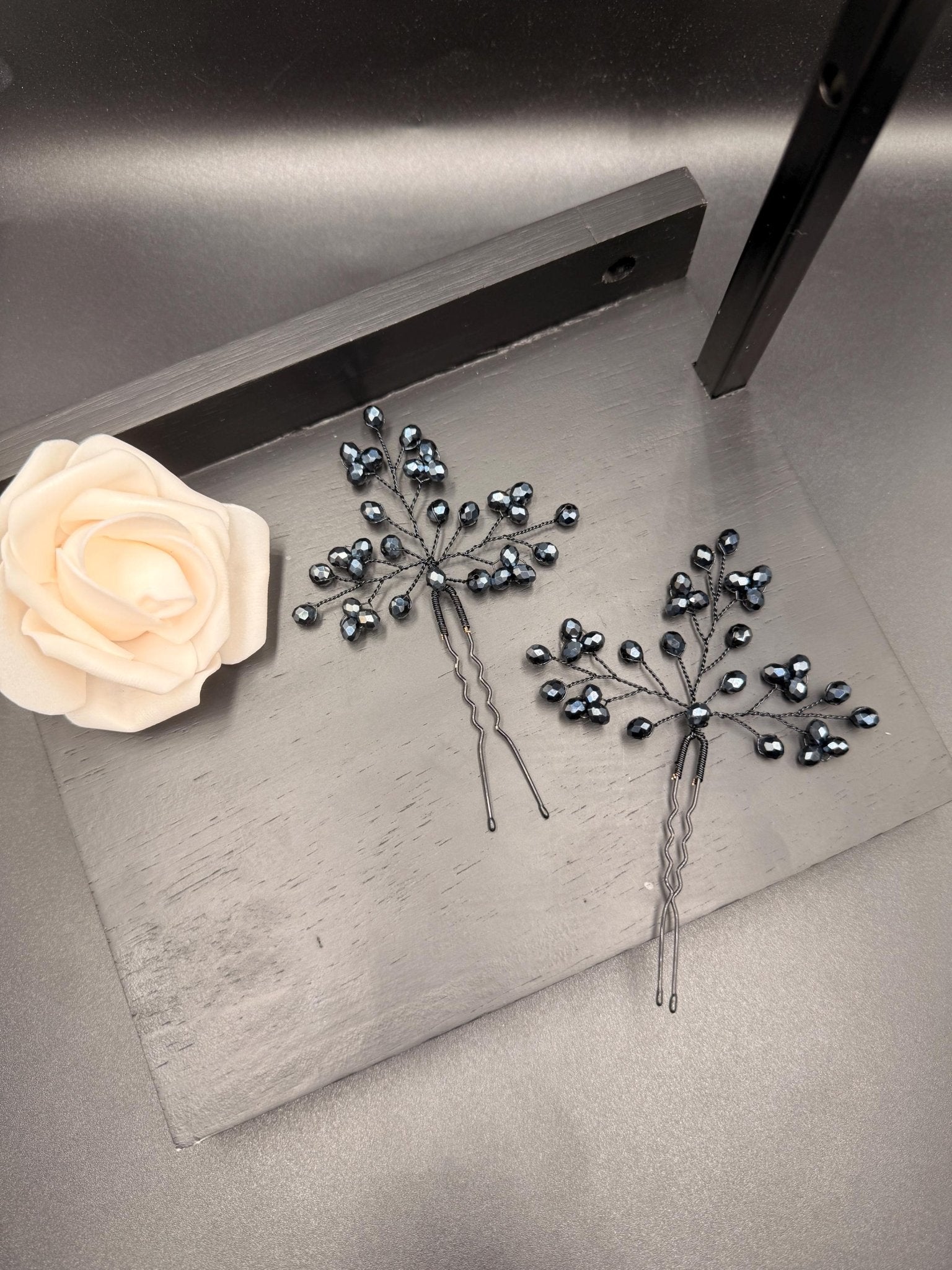 Dunkelblaue Kristall Haarnadeln in Navy – handgefertigter Brautschmuck mit schwarzem Draht - AVYRAA BRIDAL