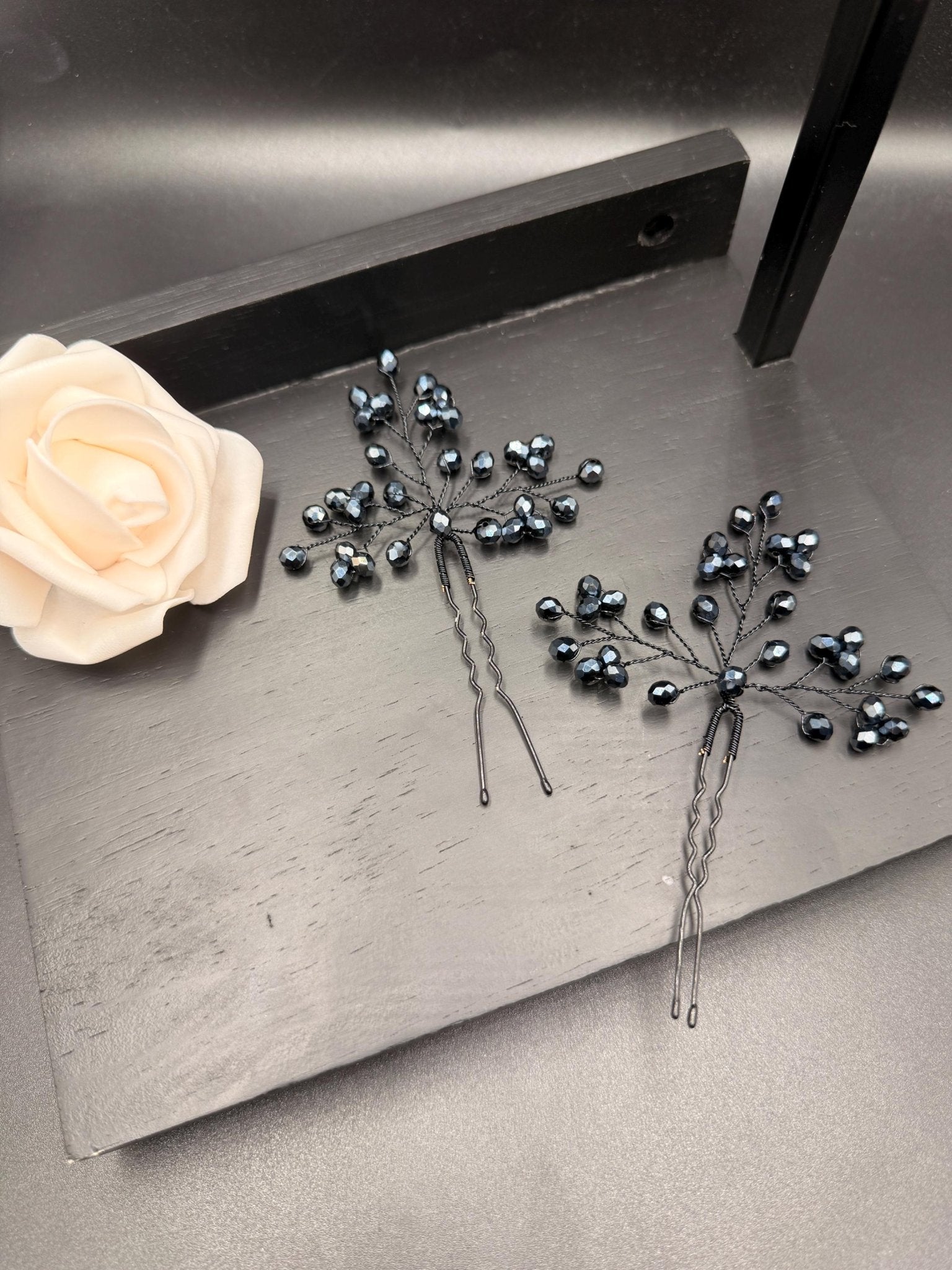 Dunkelblaue Kristall Haarnadeln in Navy – handgefertigter Brautschmuck mit schwarzem Draht - AVYRAA BRIDAL