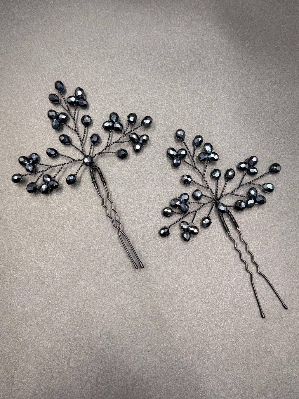 Dunkelblaue Kristall Haarnadeln in Navy – handgefertigter Brautschmuck mit schwarzem Draht - AVYRAA BRIDAL