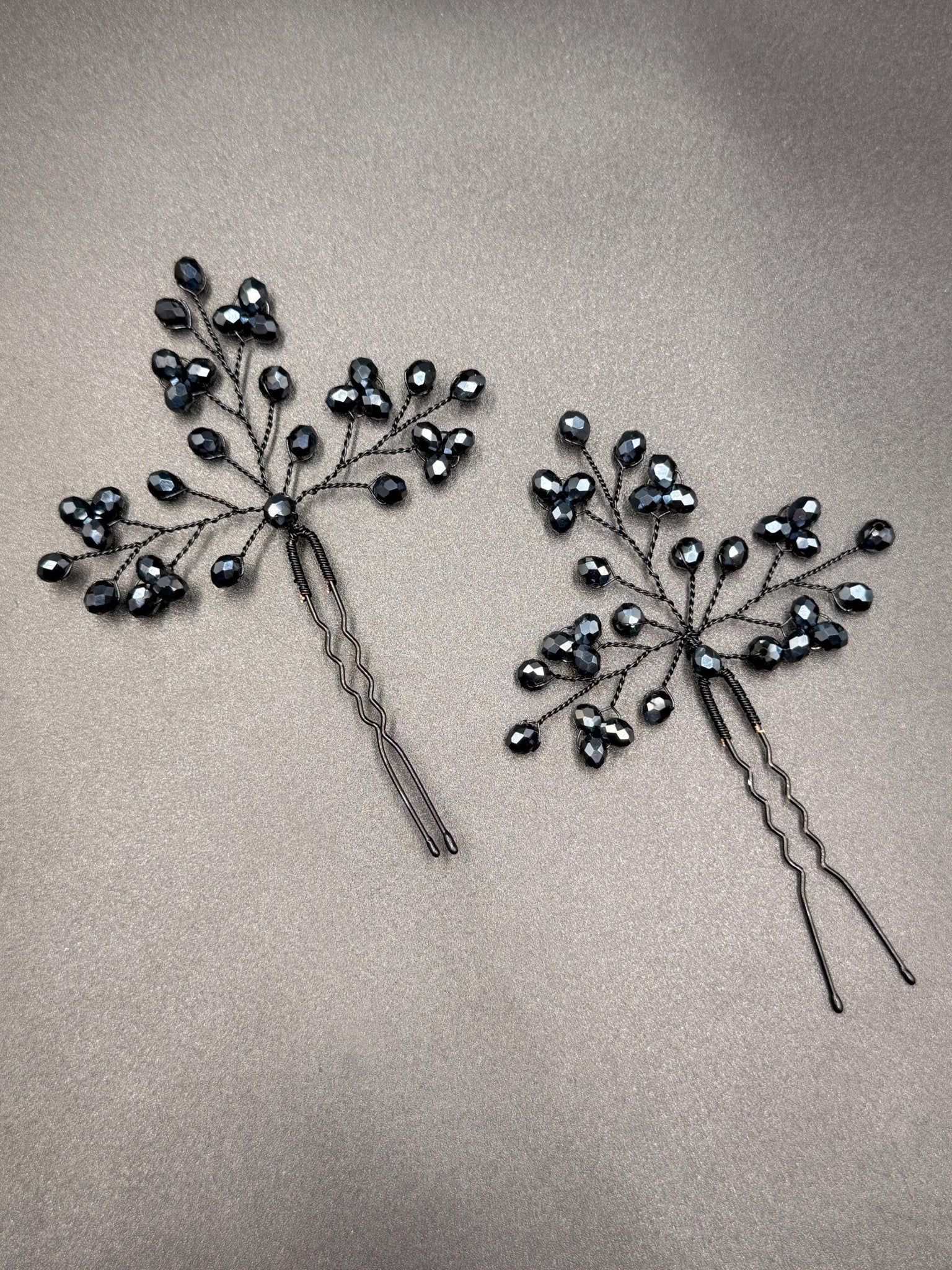 Dunkelblaue Kristall Haarnadeln in Navy – handgefertigter Brautschmuck mit schwarzem Draht - AVYRAA BRIDAL