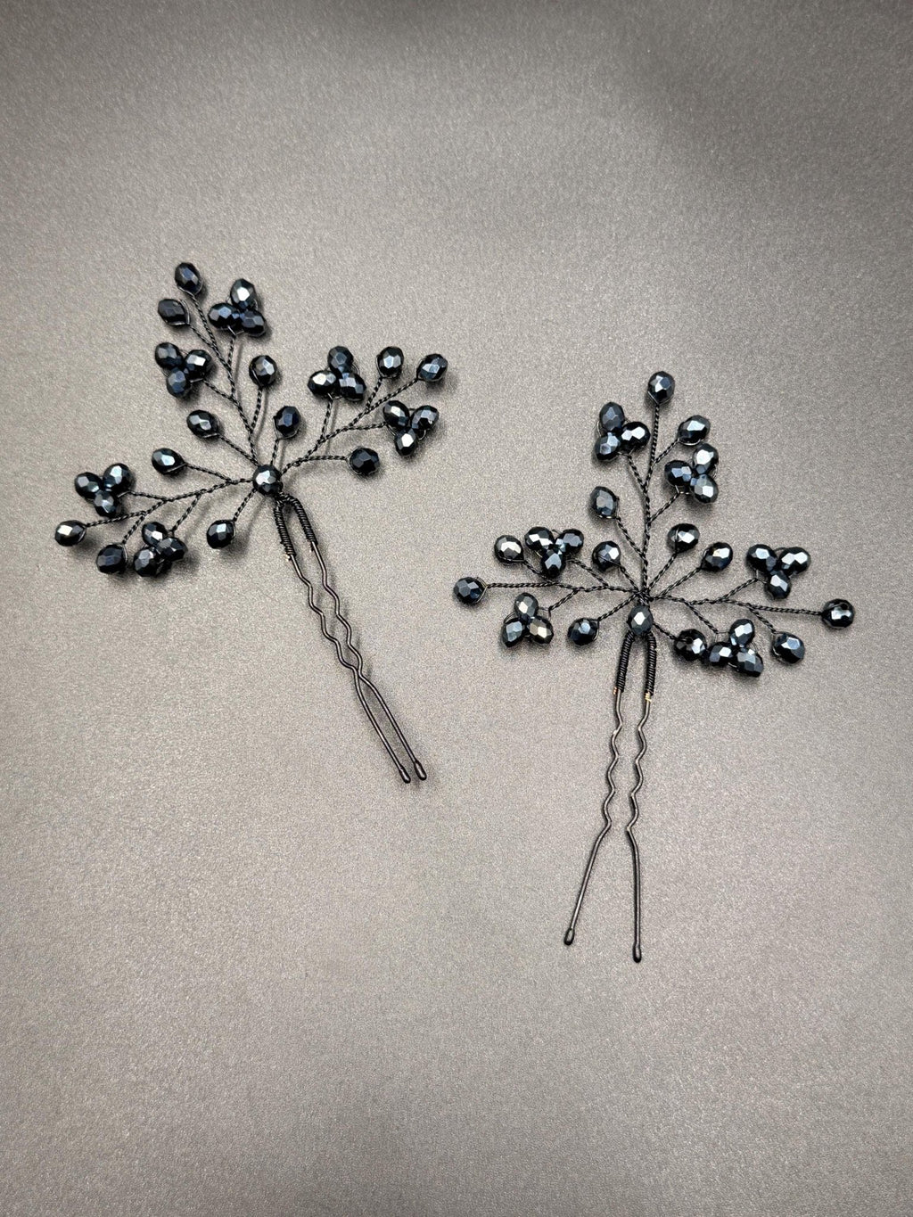 Dunkelblaue Kristall Haarnadeln in Navy – handgefertigter Brautschmuck mit schwarzem Draht - AVYRAA BRIDAL