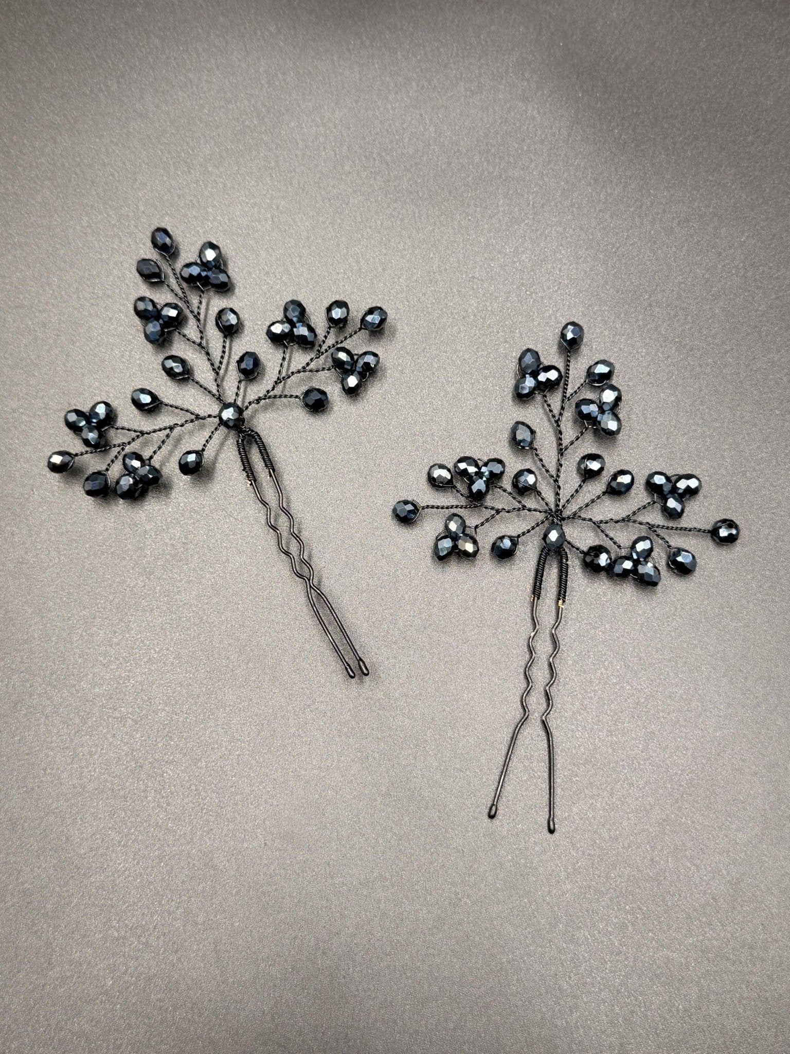 Dunkelblaue Kristall Haarnadeln in Navy – handgefertigter Brautschmuck mit schwarzem Draht - AVYRAA BRIDAL