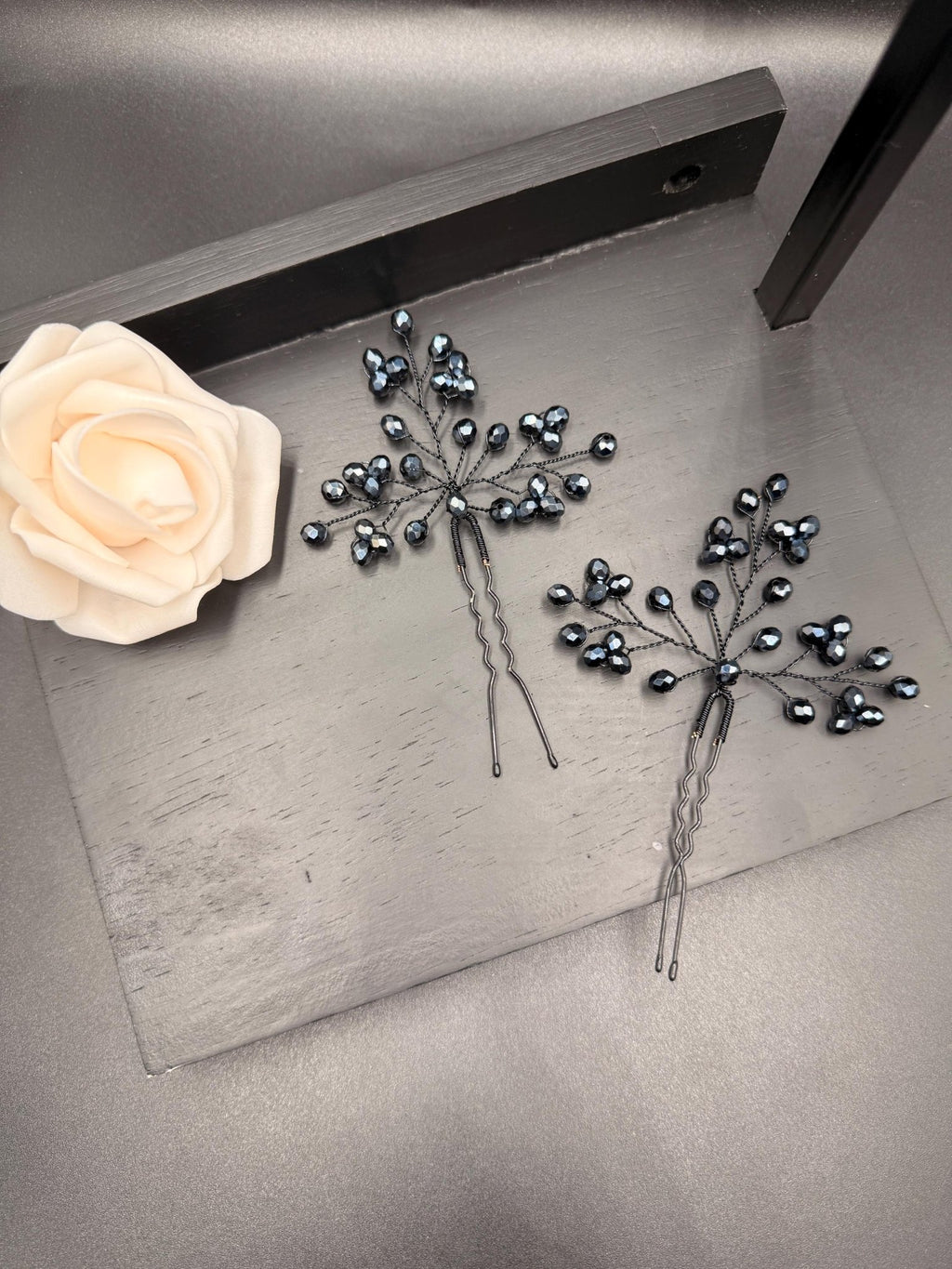 Dunkelblaue Kristall Haarnadeln in Navy – handgefertigter Brautschmuck mit schwarzem Draht - AVYRAA BRIDAL